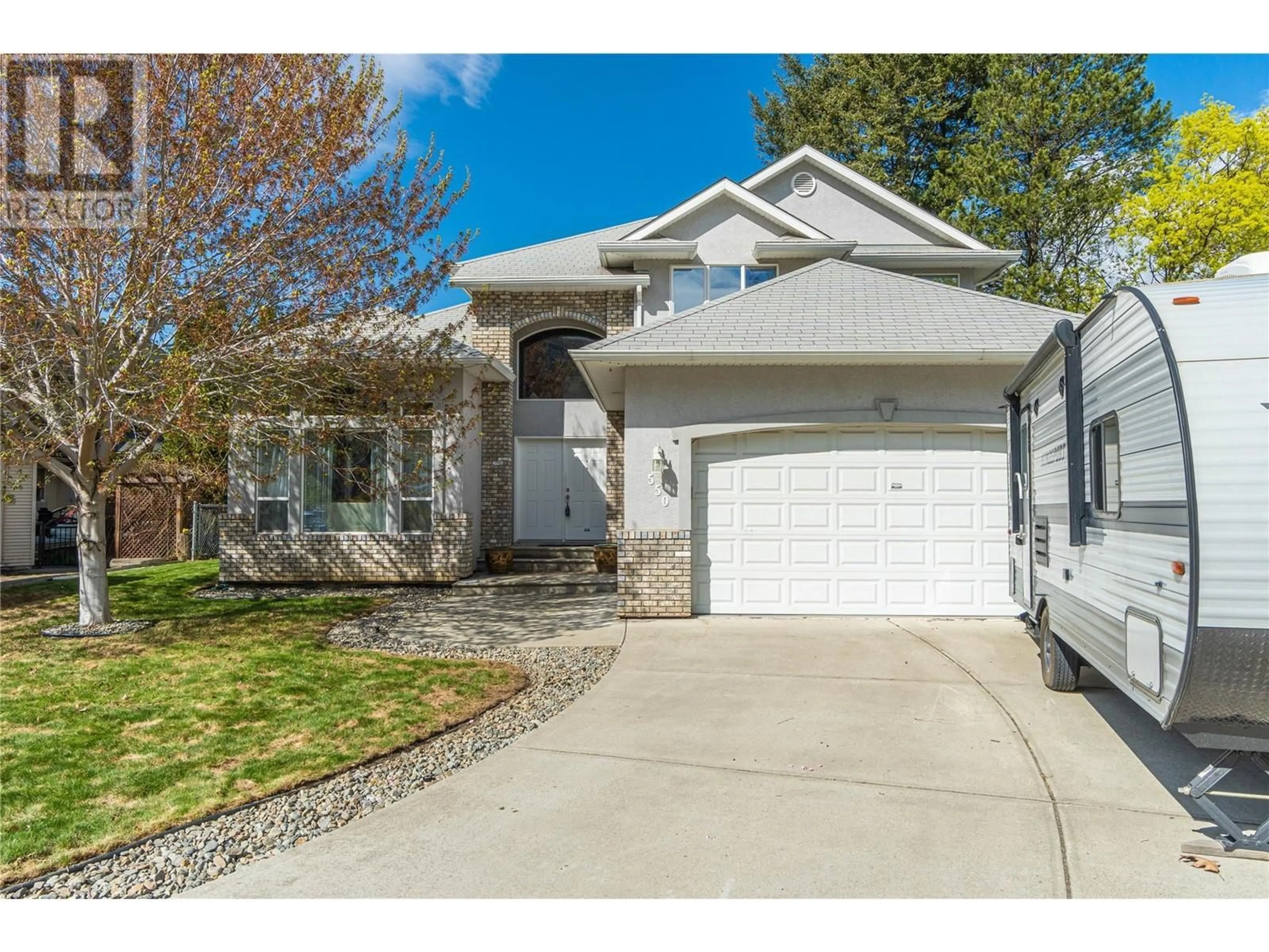 Home with vinyl exterior material, street for 550 MCCURRACH PLACE, Kamloops British Columbia V2B8R1