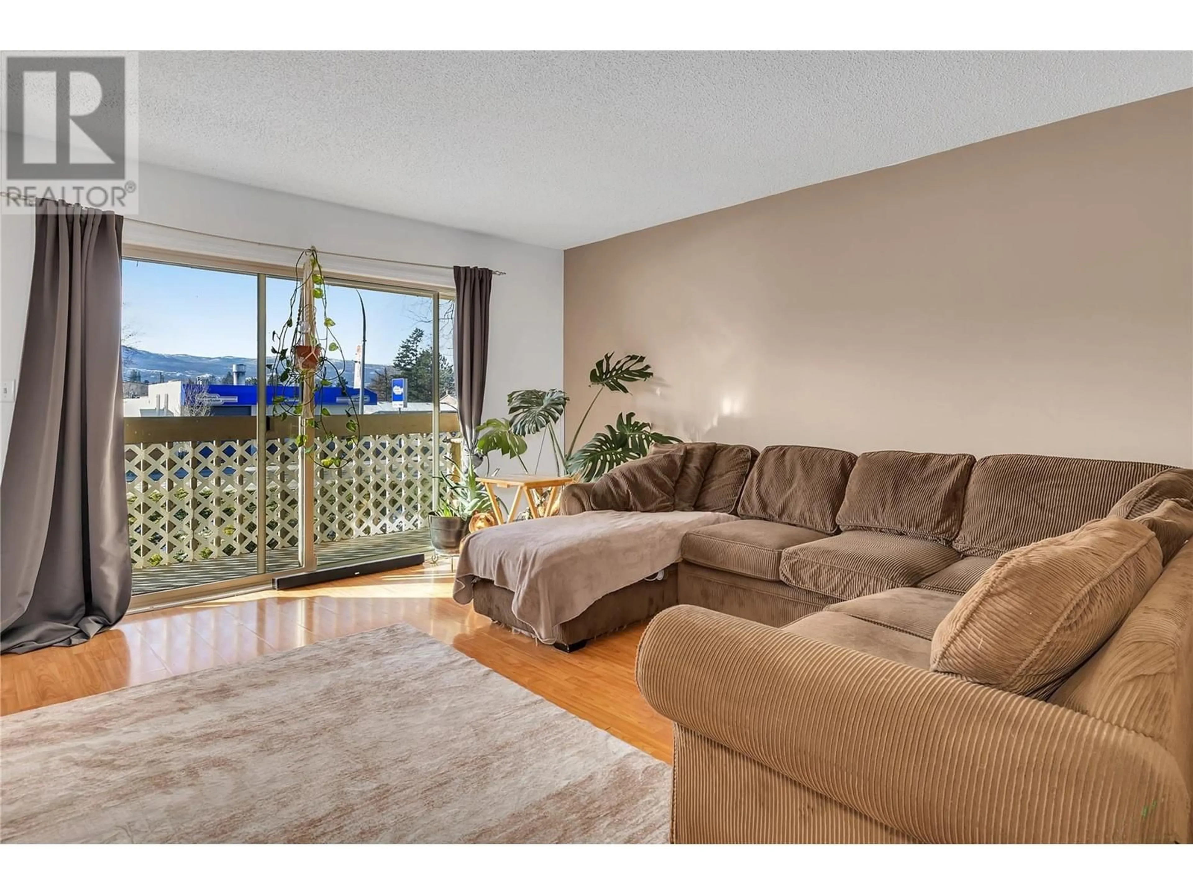 Living room with furniture, wood/laminate floor for 206 - 290 HIGHWAY 33 OTHER EAST, Kelowna British Columbia V1X2A3