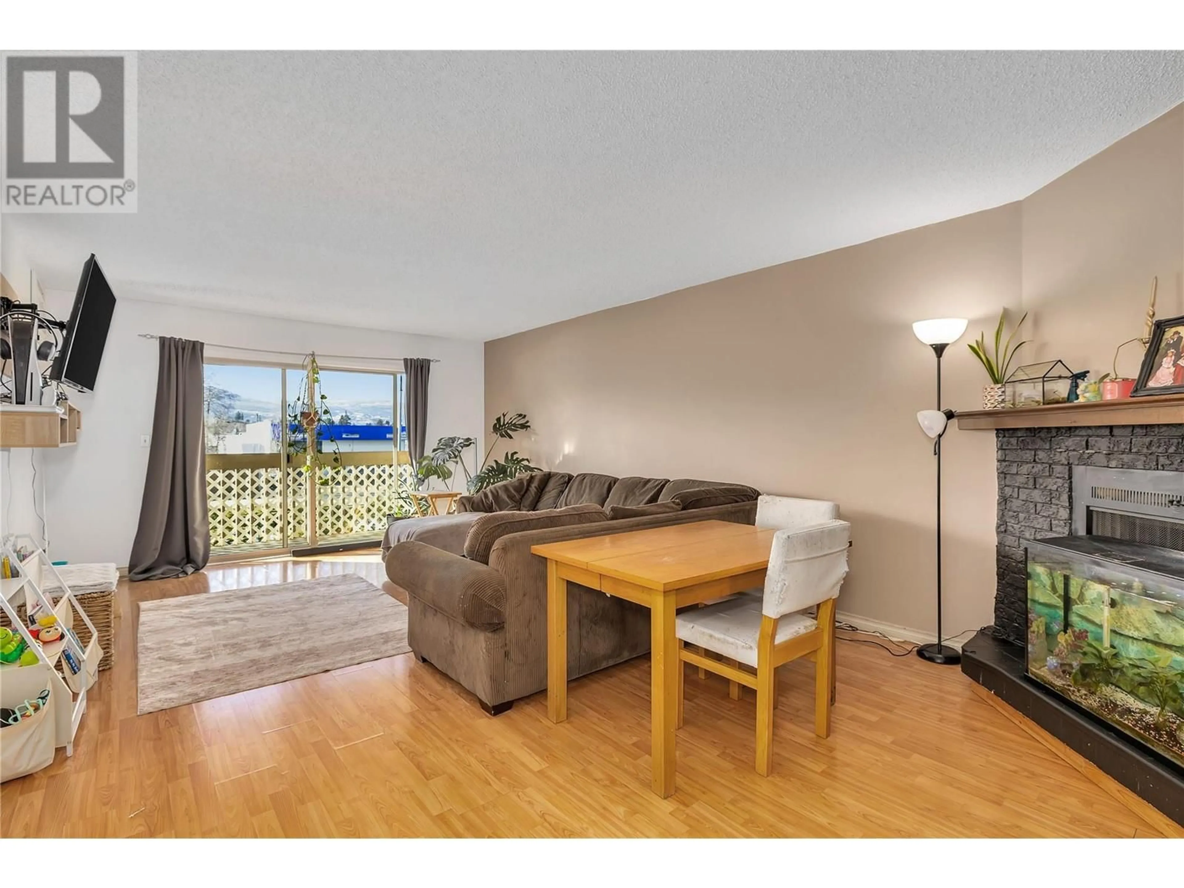 Living room with furniture, wood/laminate floor for 206 - 290 HIGHWAY 33 OTHER EAST, Kelowna British Columbia V1X2A3