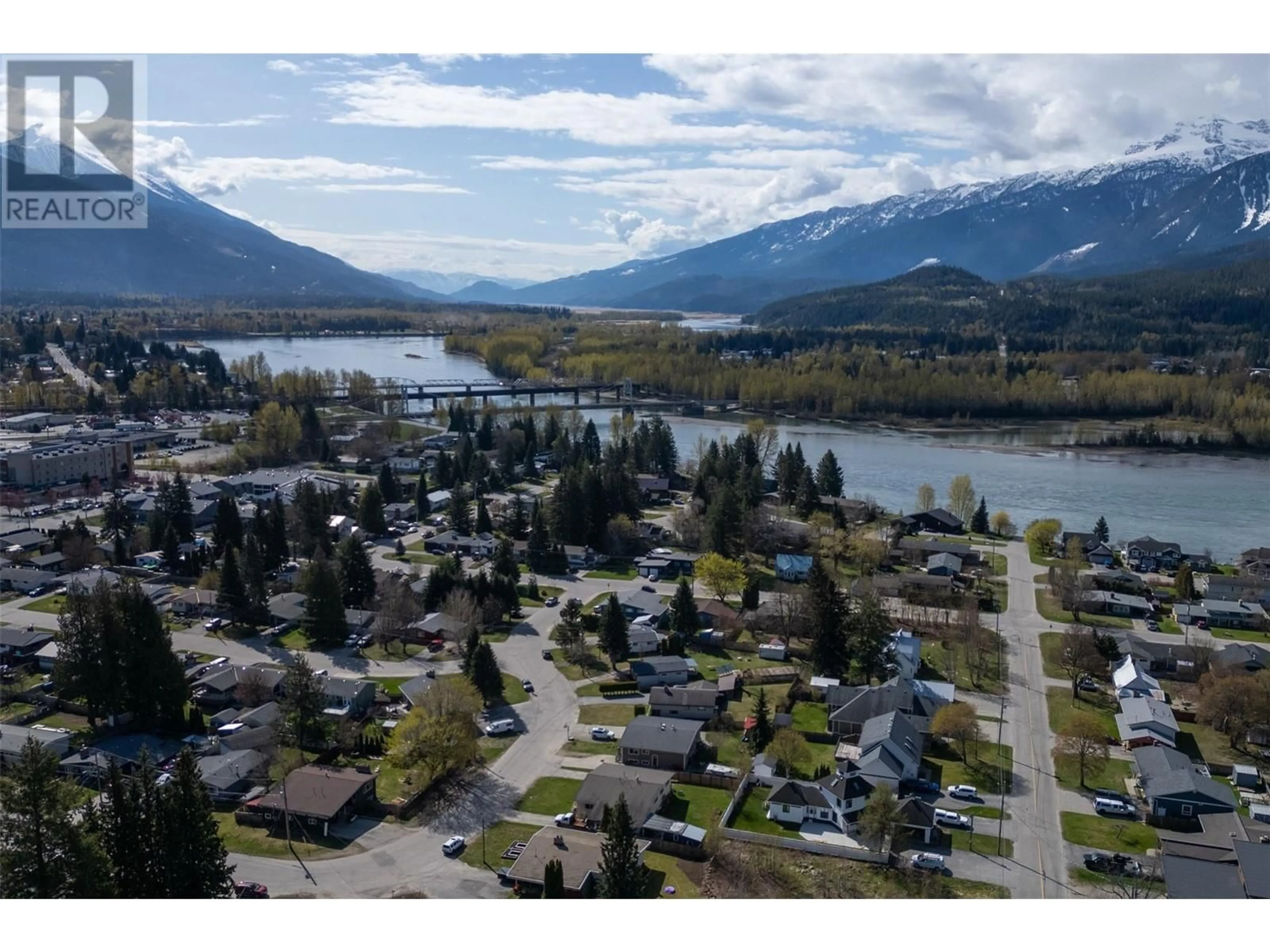 A pic from outside/outdoor area/front of a property/back of a property/a pic from drone, water/lake/river/ocean view for 117 PETERSON DRIVE, Revelstoke British Columbia V0E2S0