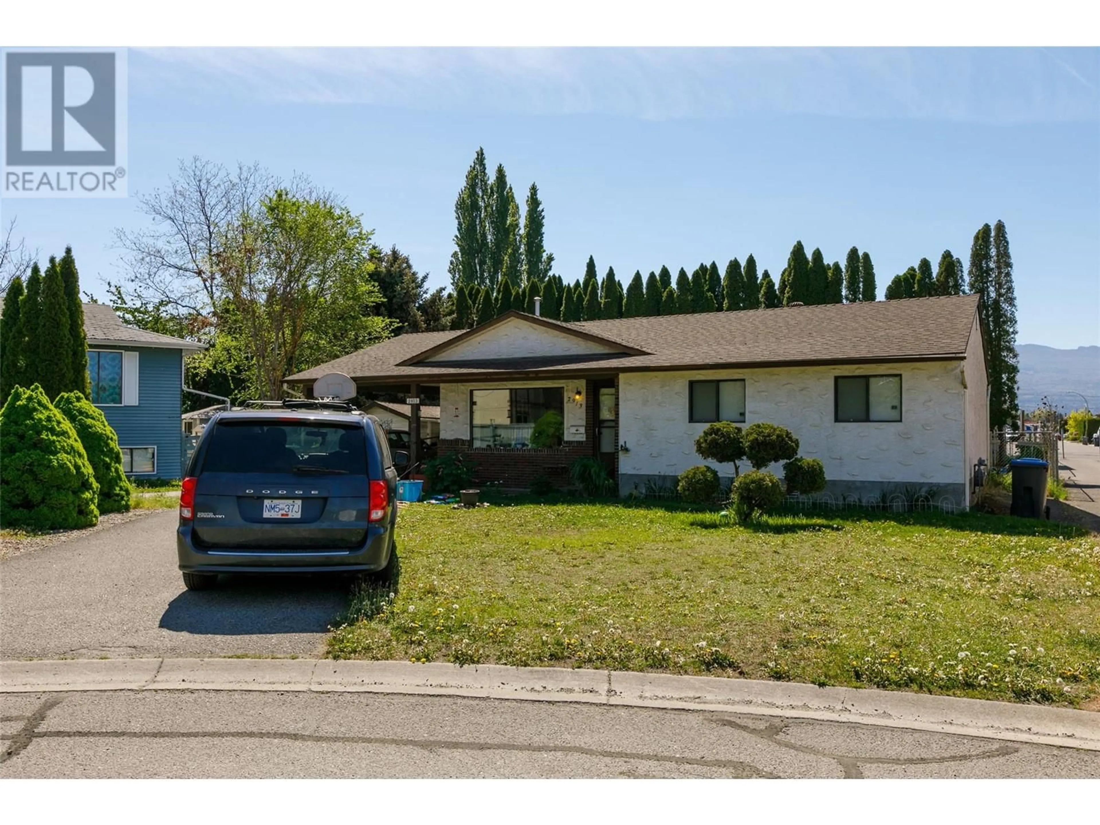 Home with vinyl exterior material, street for 2913 BOUVETTE STREET, Kelowna British Columbia V1Y3K5
