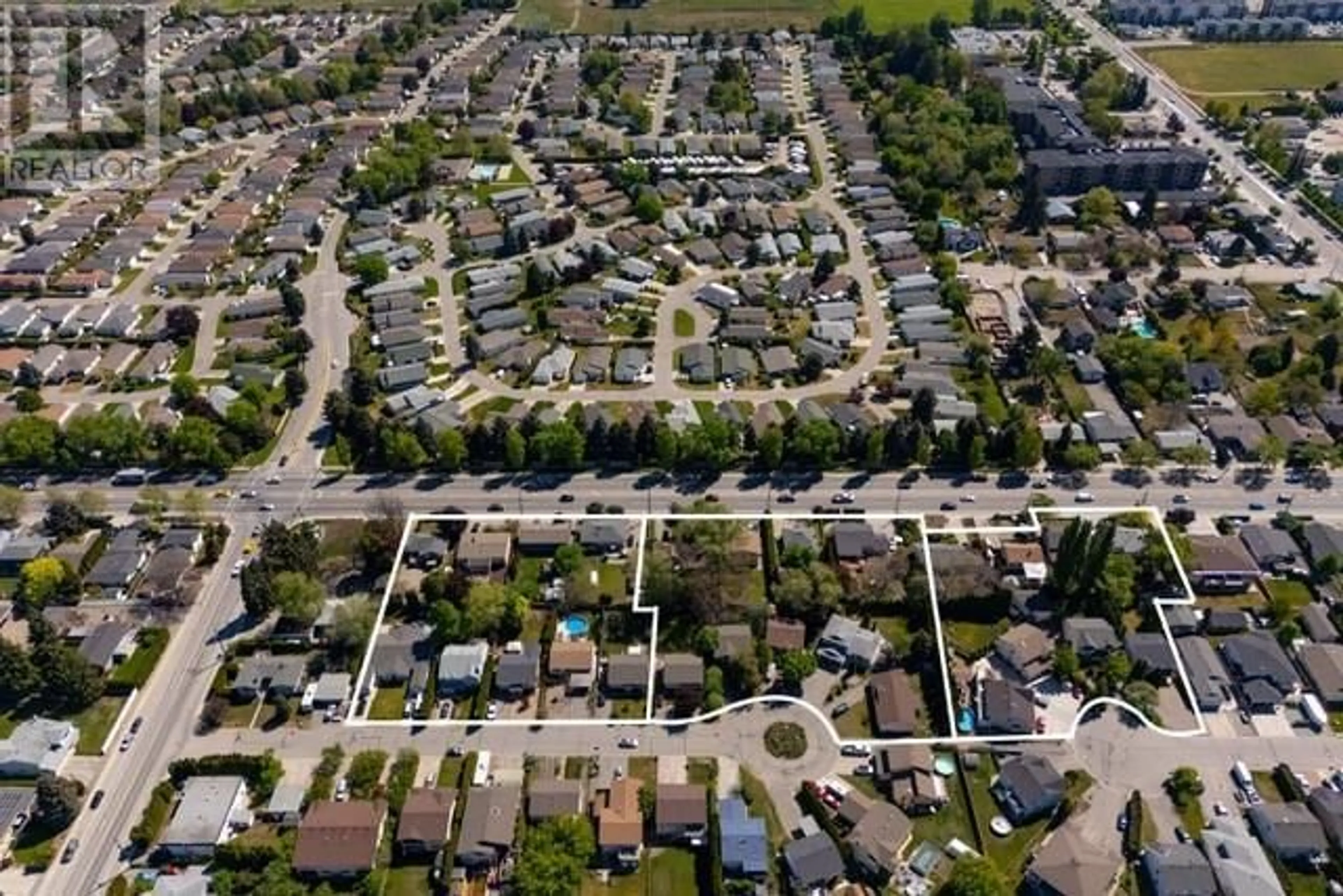 A pic from outside/outdoor area/front of a property/back of a property/a pic from drone, street for 2913 BOUVETTE STREET, Kelowna British Columbia V1Y3K5