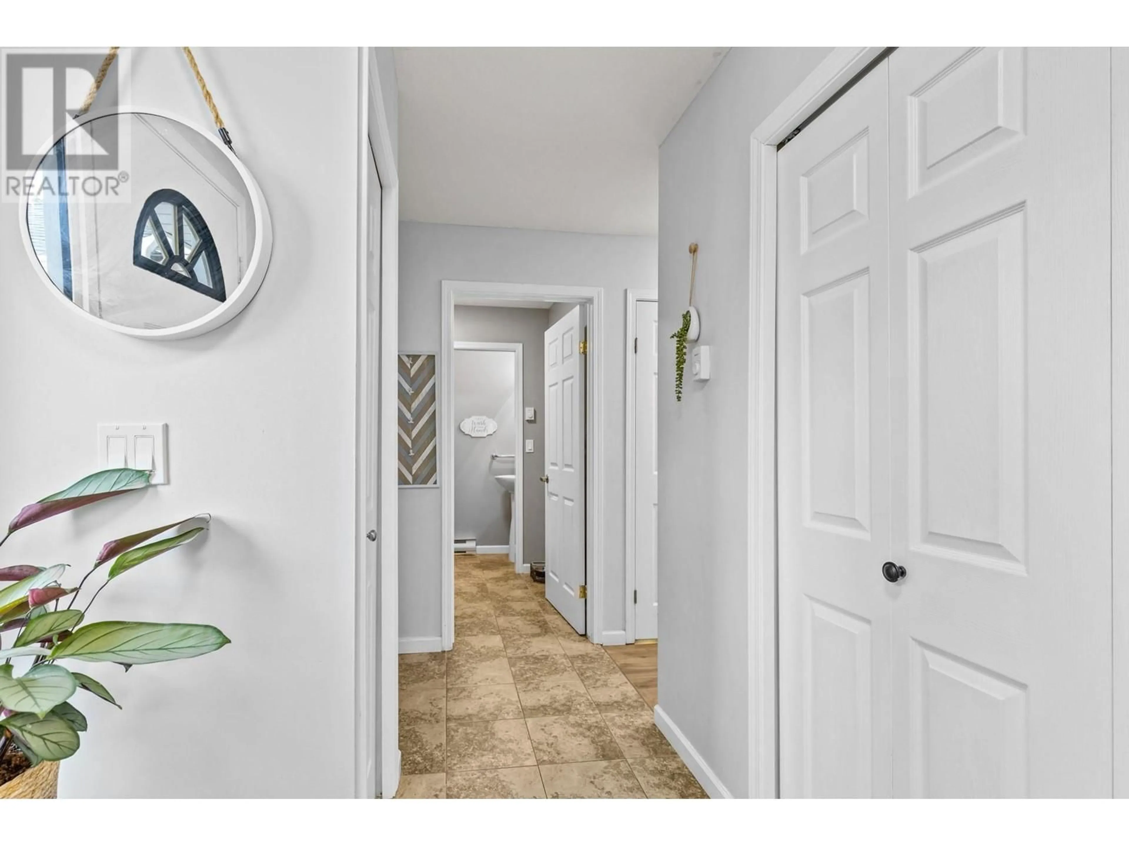 Indoor entryway for 106 - 160 CELANO CRESCENT, Kelowna British Columbia V1V1X9
