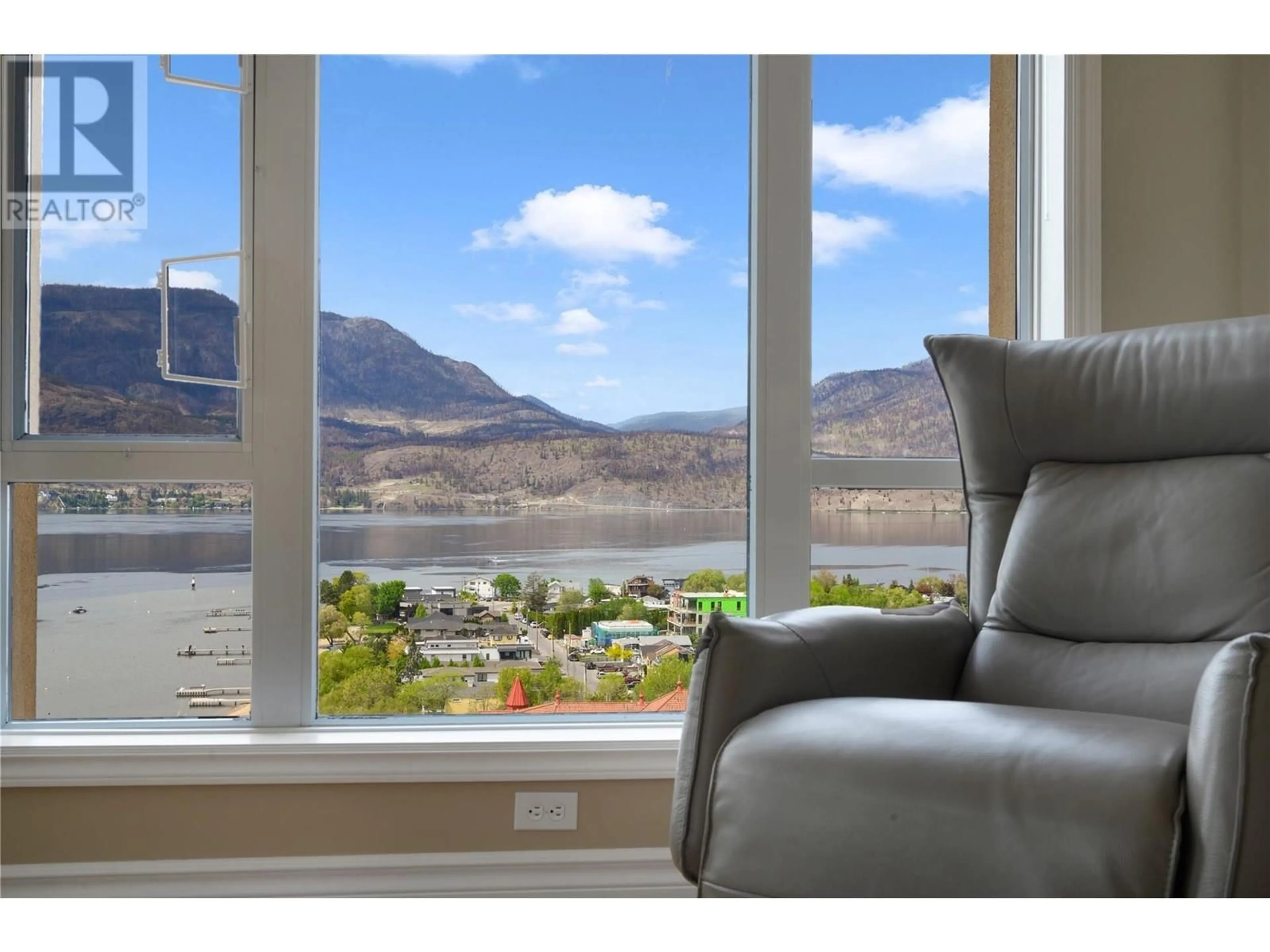 Living room with furniture, wood/laminate floor for 1703 - 1128 SUNSET DRIVE, Kelowna British Columbia V1Y9W7