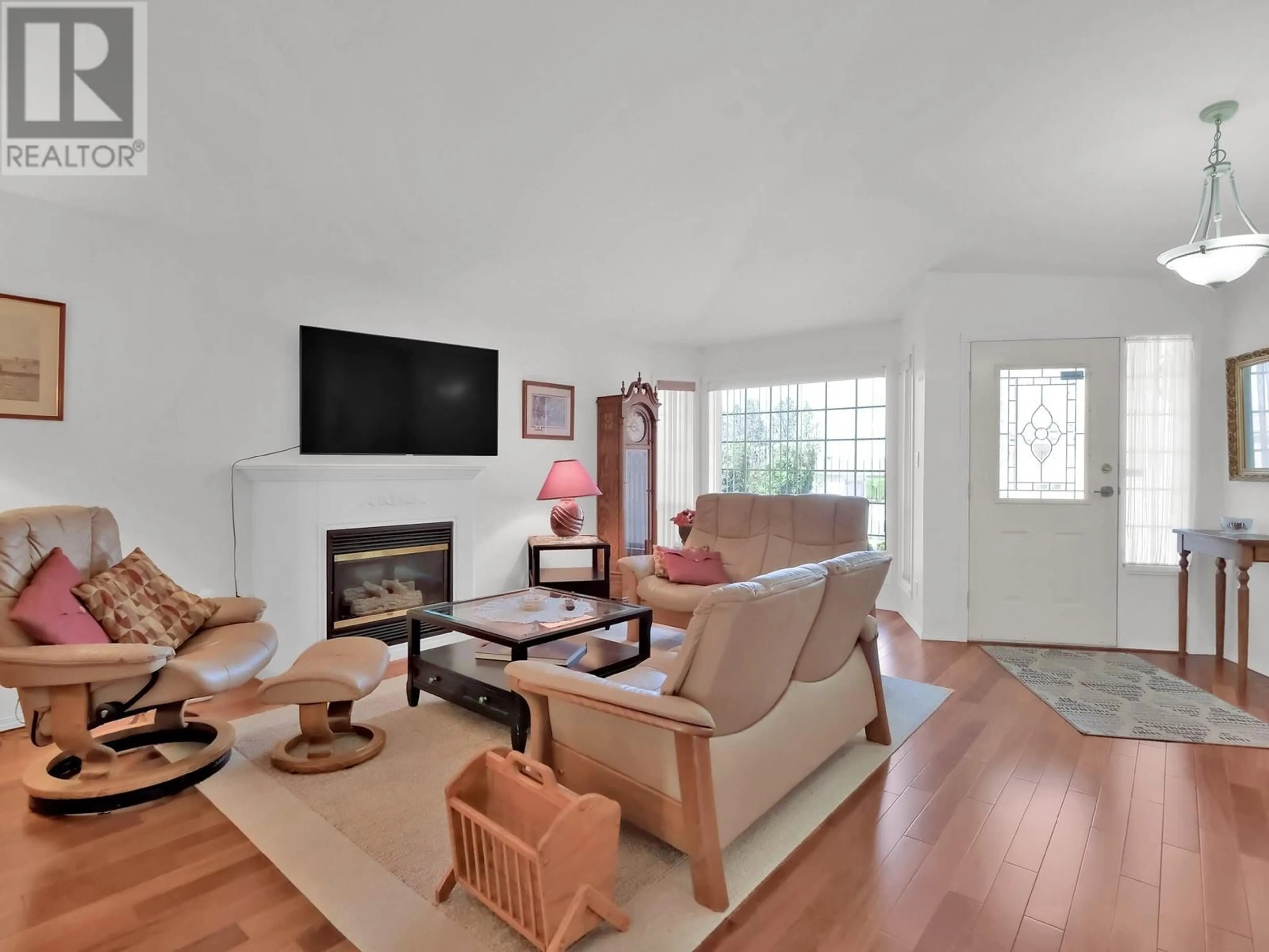 Living room with furniture, wood/laminate floor for 115 - 1634 CARMI AVENUE, Penticton British Columbia V2A8K5