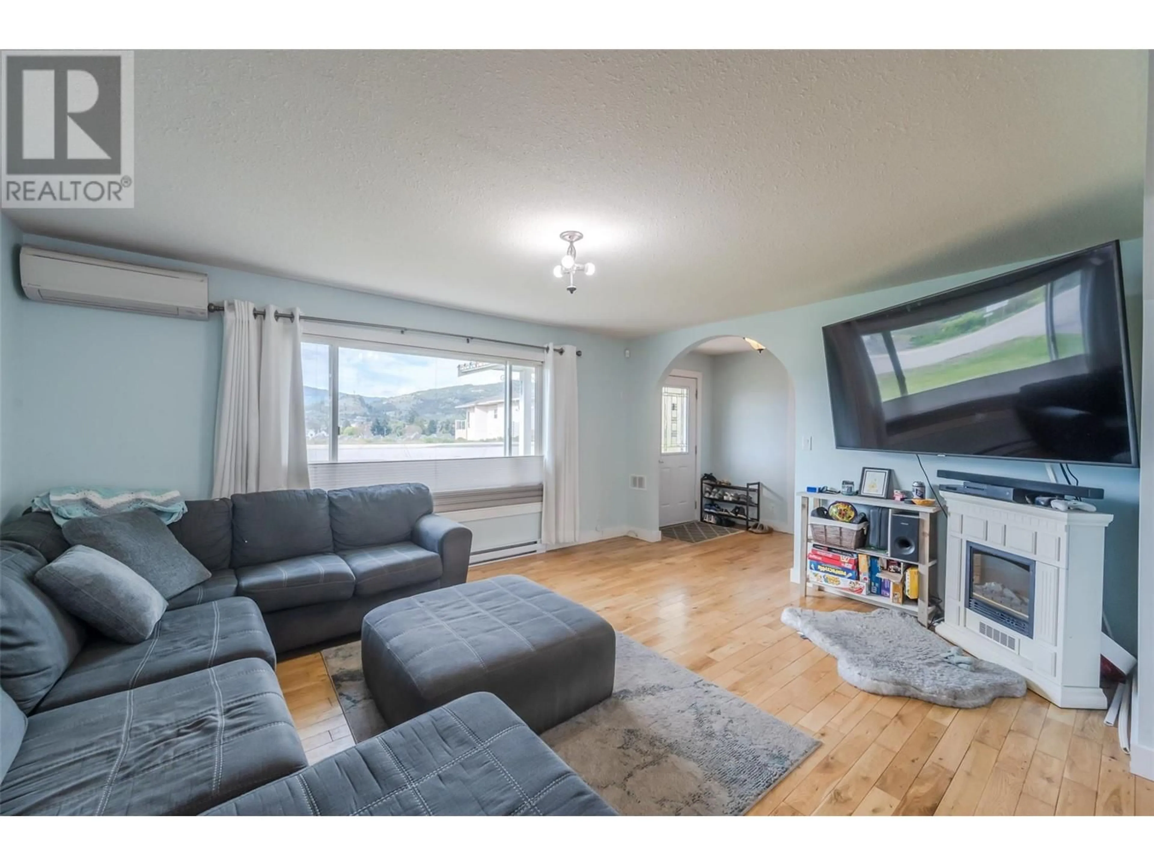 Living room with furniture, wood/laminate floor for 9716 THOMPSON ROAD, Summerland British Columbia V0H1Z3