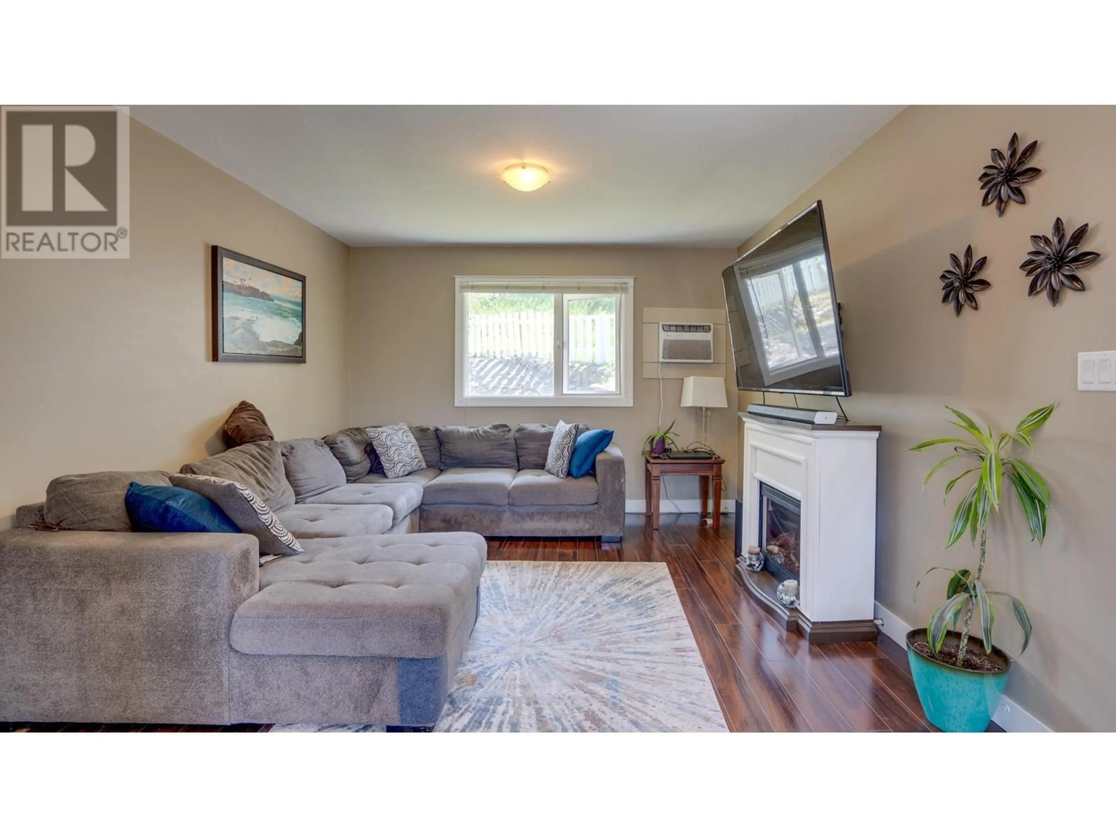 Living room with furniture, wood/laminate floor for 4010 15 CRESCENT, Vernon British Columbia V1T7H4