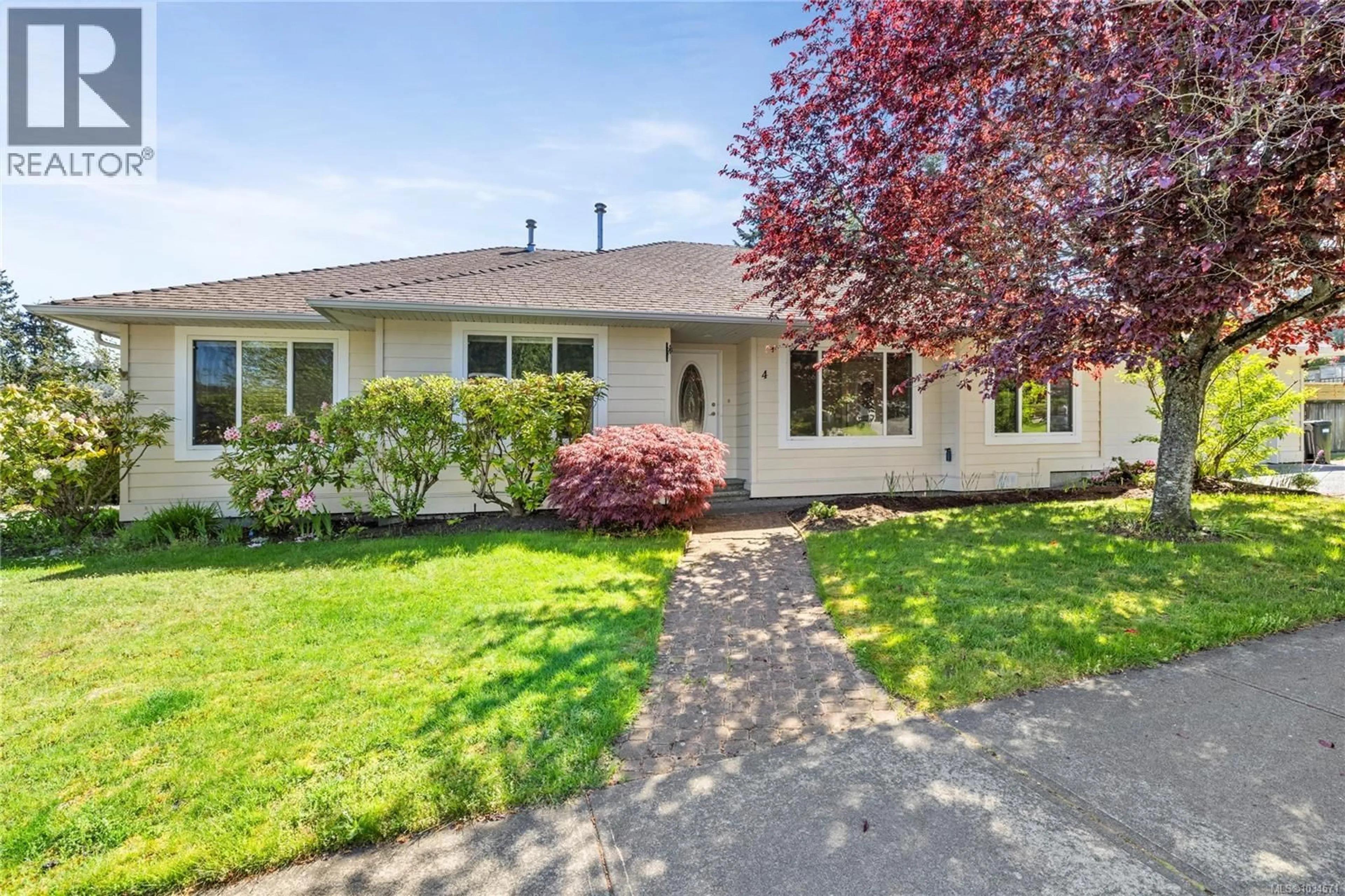 Home with vinyl exterior material, street for 4 TRILL DRIVE, Parksville British Columbia V9P2W6