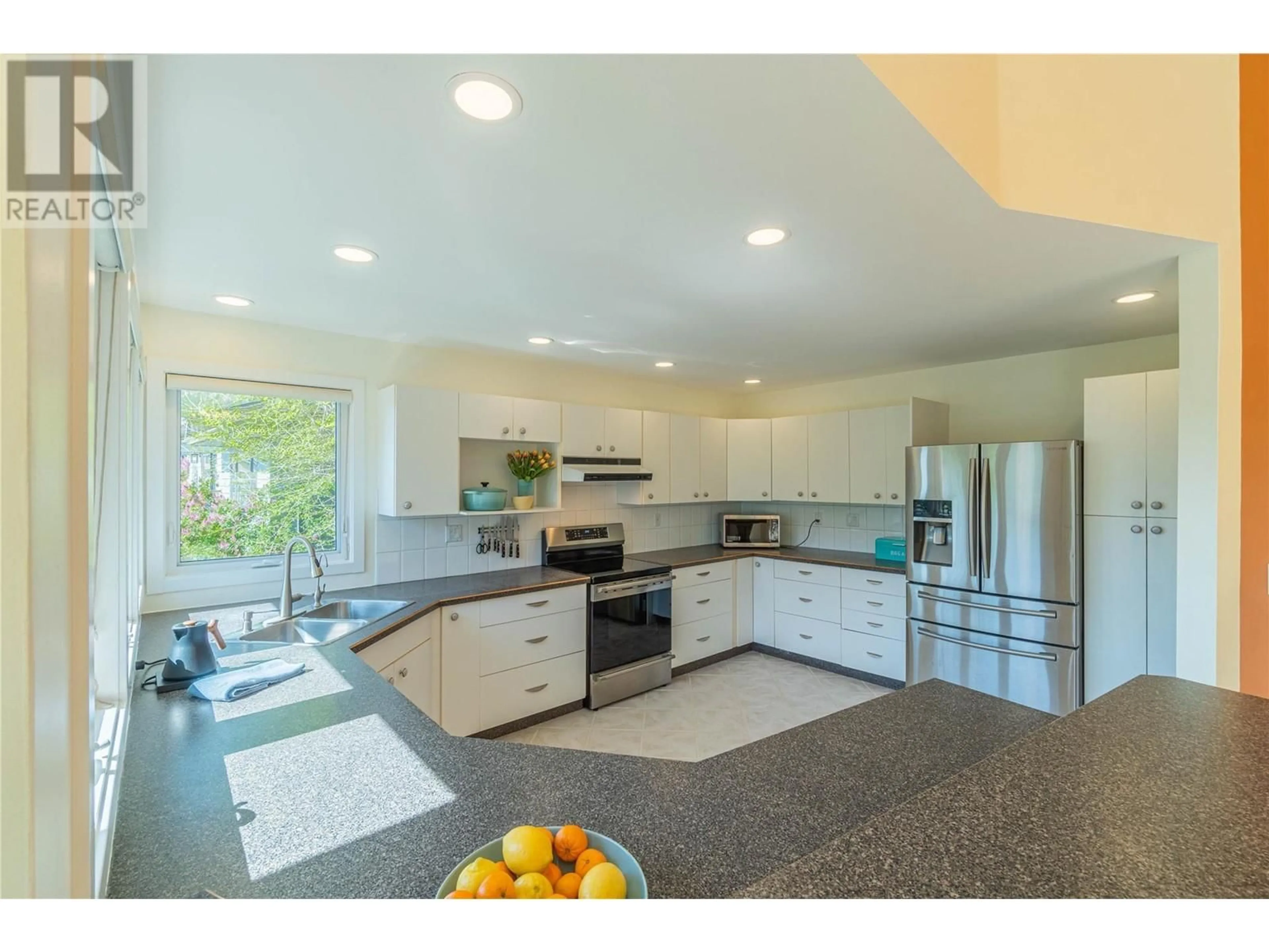 Open concept kitchen, ceramic/tile floor for 963 SICAMORE DRIVE, Kamloops British Columbia V2B8B7