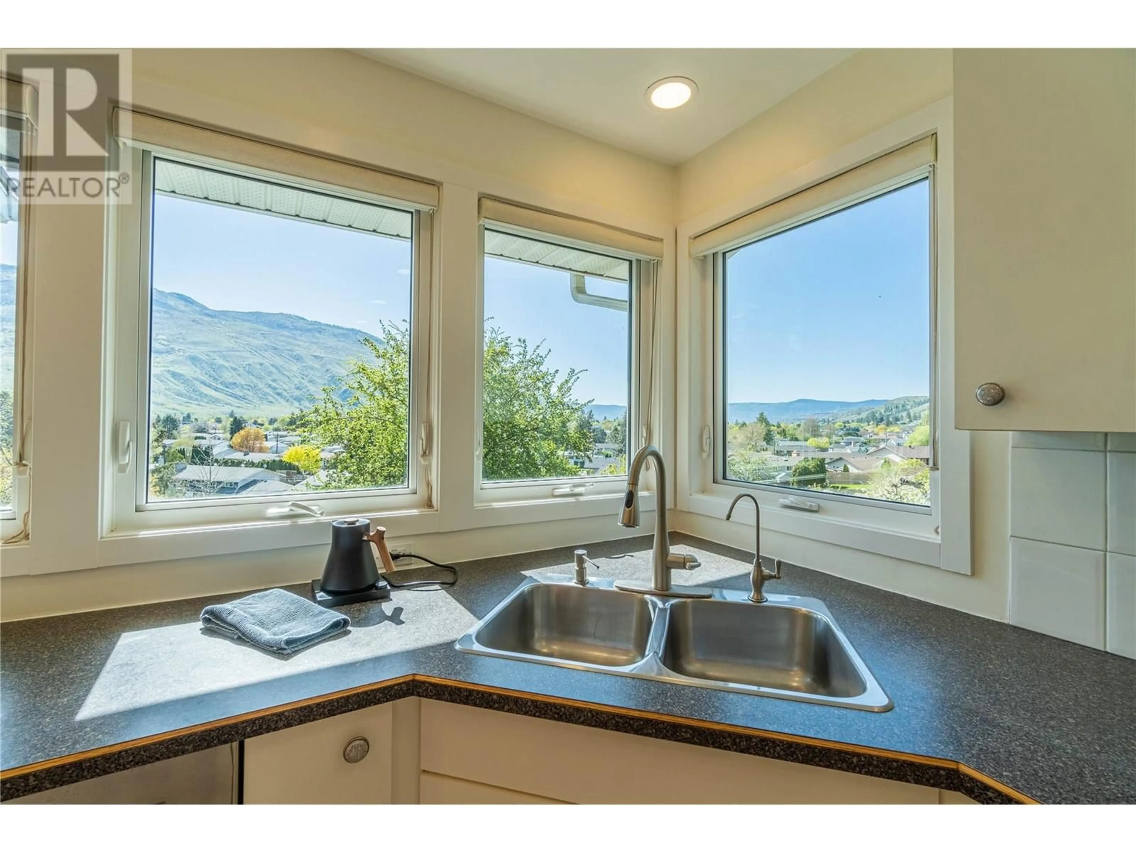 Open concept kitchen, ceramic/tile floor for 963 SICAMORE DRIVE, Kamloops British Columbia V2B8B7