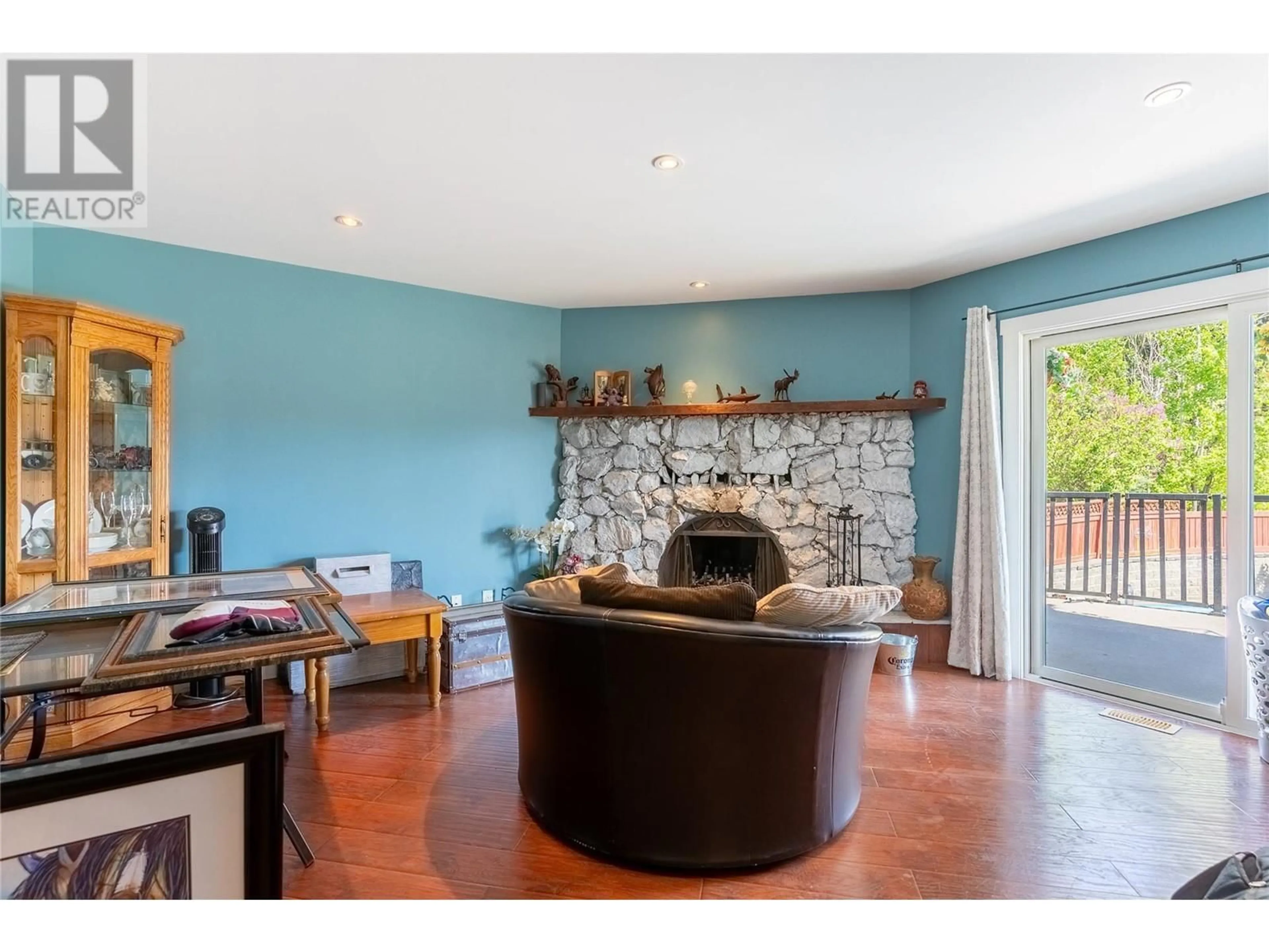 Living room with furniture, unknown for 2617 GOLF COURSE DRIVE, Blind Bay British Columbia V0E1H2