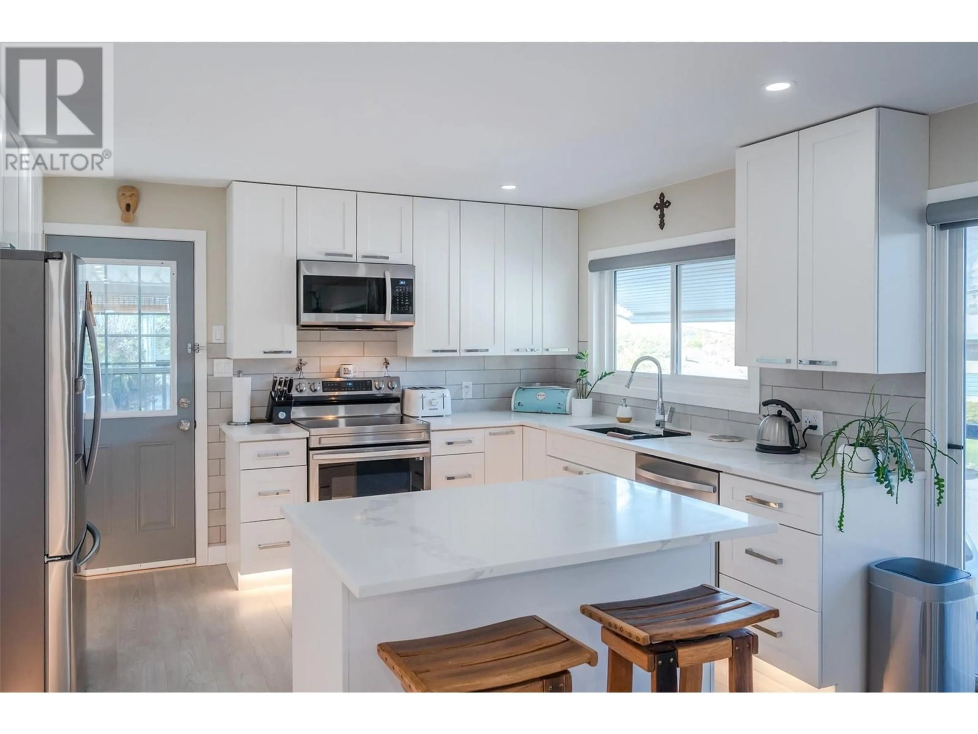 Open concept kitchen, ceramic/tile floor for 102 PINEVIEW PLACE, Penticton British Columbia V2A3R4