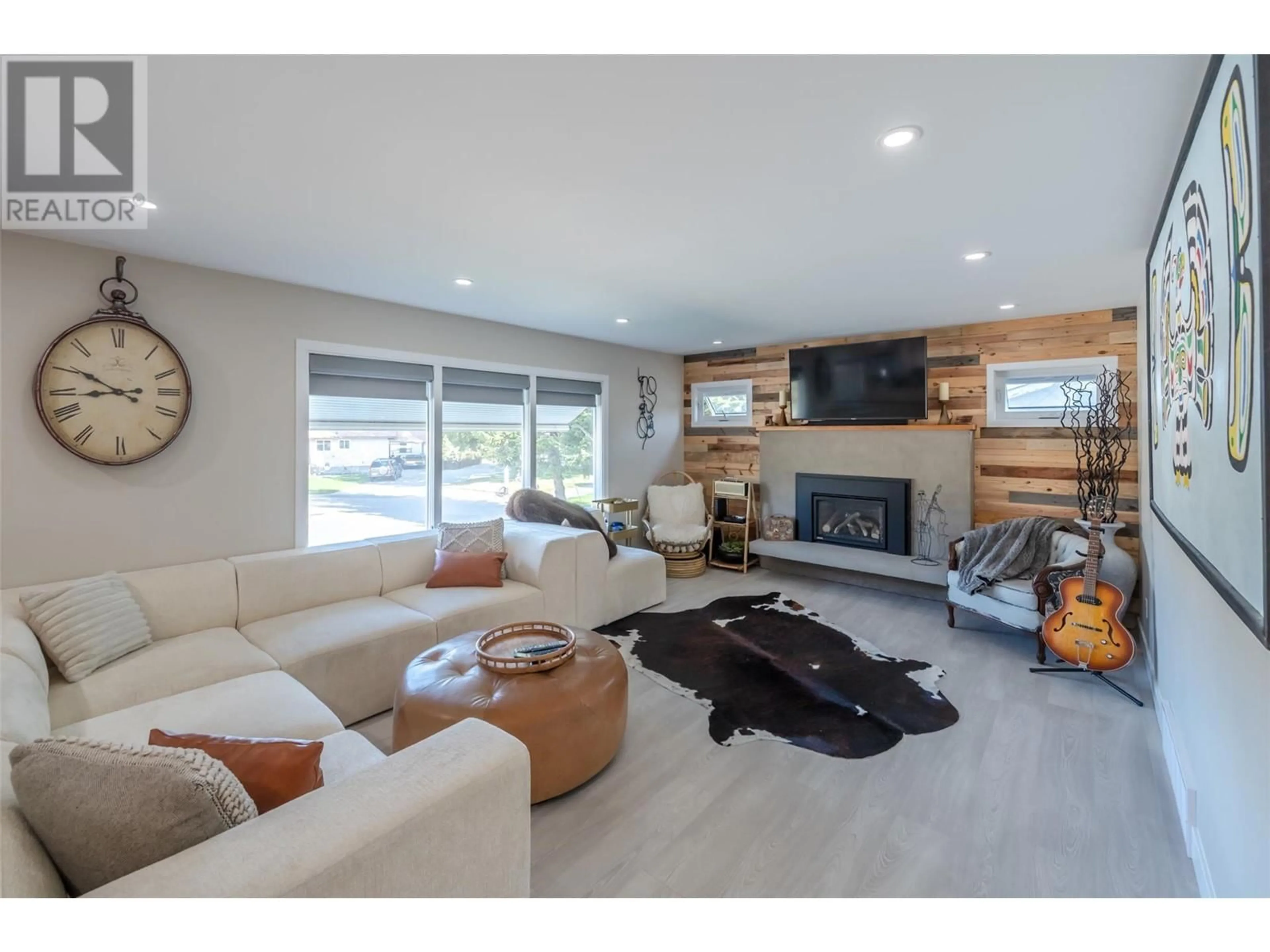Living room with furniture, unknown for 102 PINEVIEW PLACE, Penticton British Columbia V2A3R4