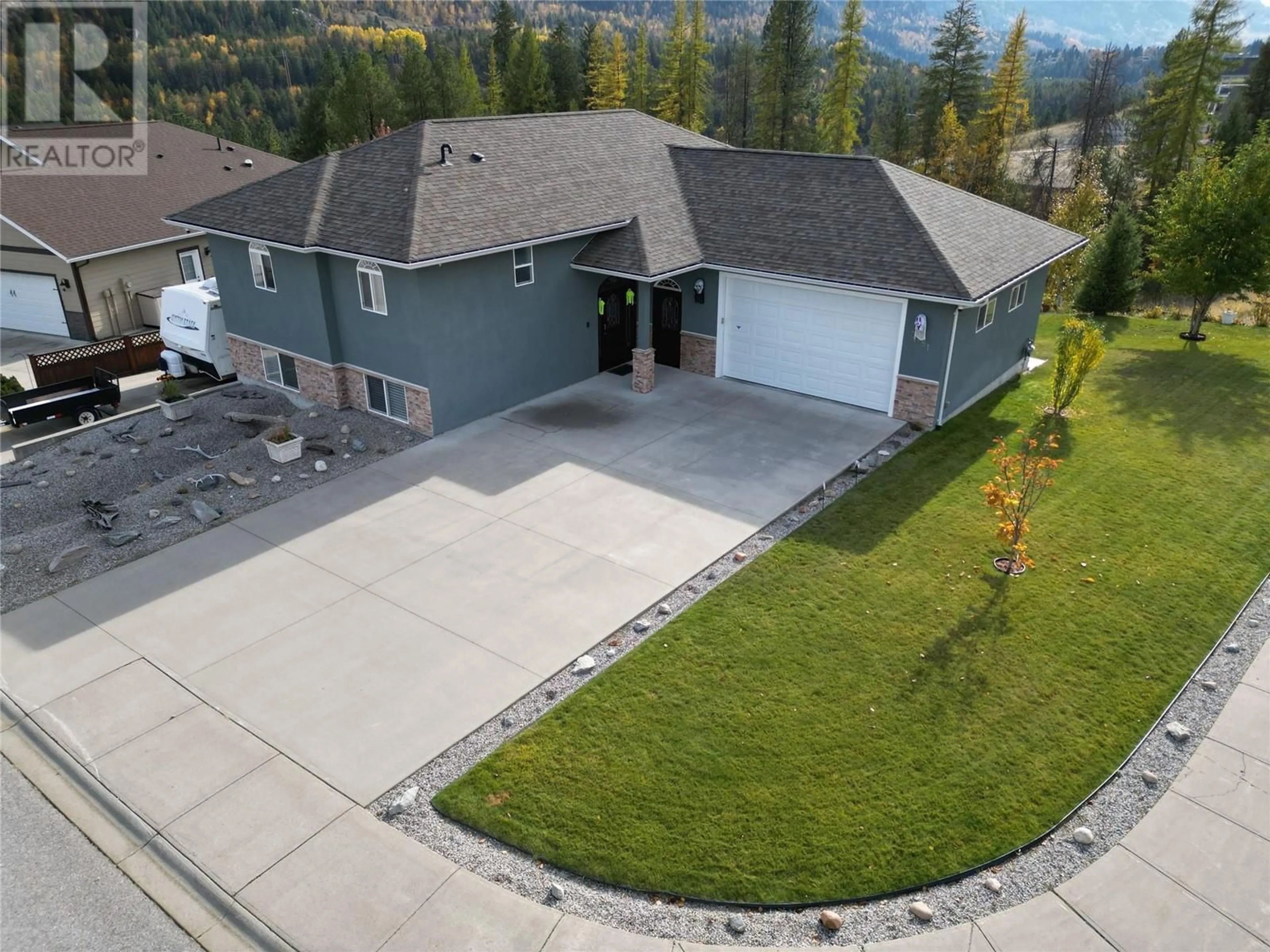 A pic from outside/outdoor area/front of a property/back of a property/a pic from drone, mountain view for 3781 WILLISTON ROAD, Castlegar British Columbia V1L4Y4