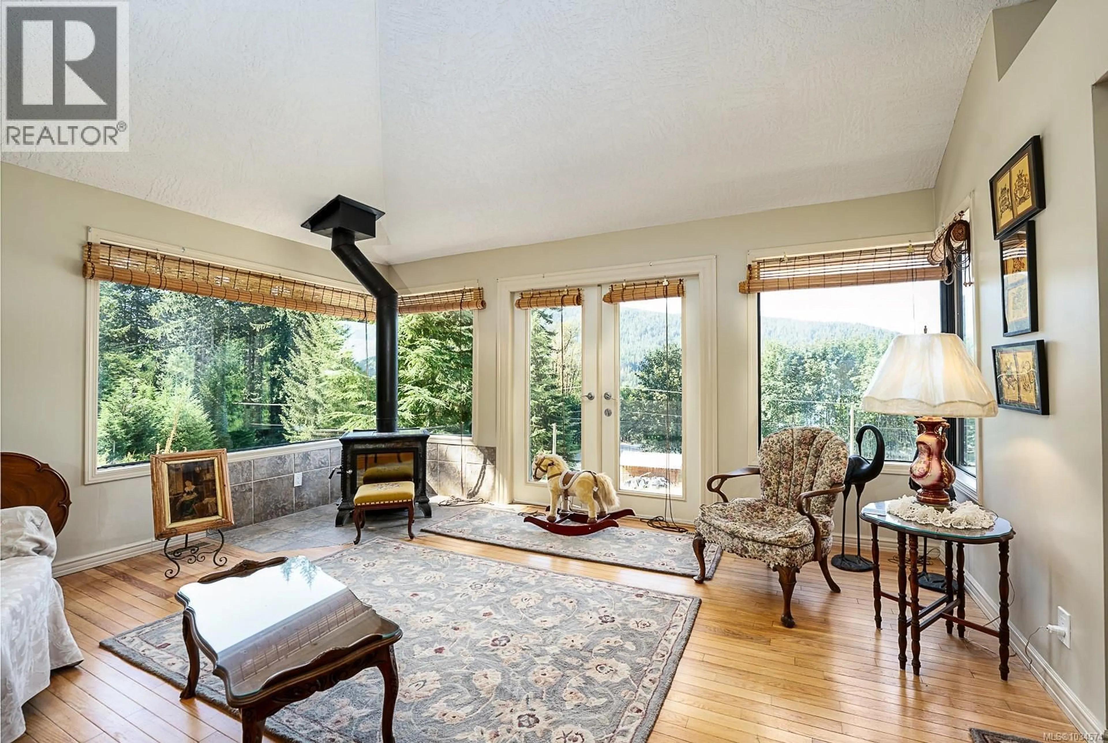 Living room with furniture, unknown for 9871 YOUBOU ROAD, Youbou British Columbia V0R3E1