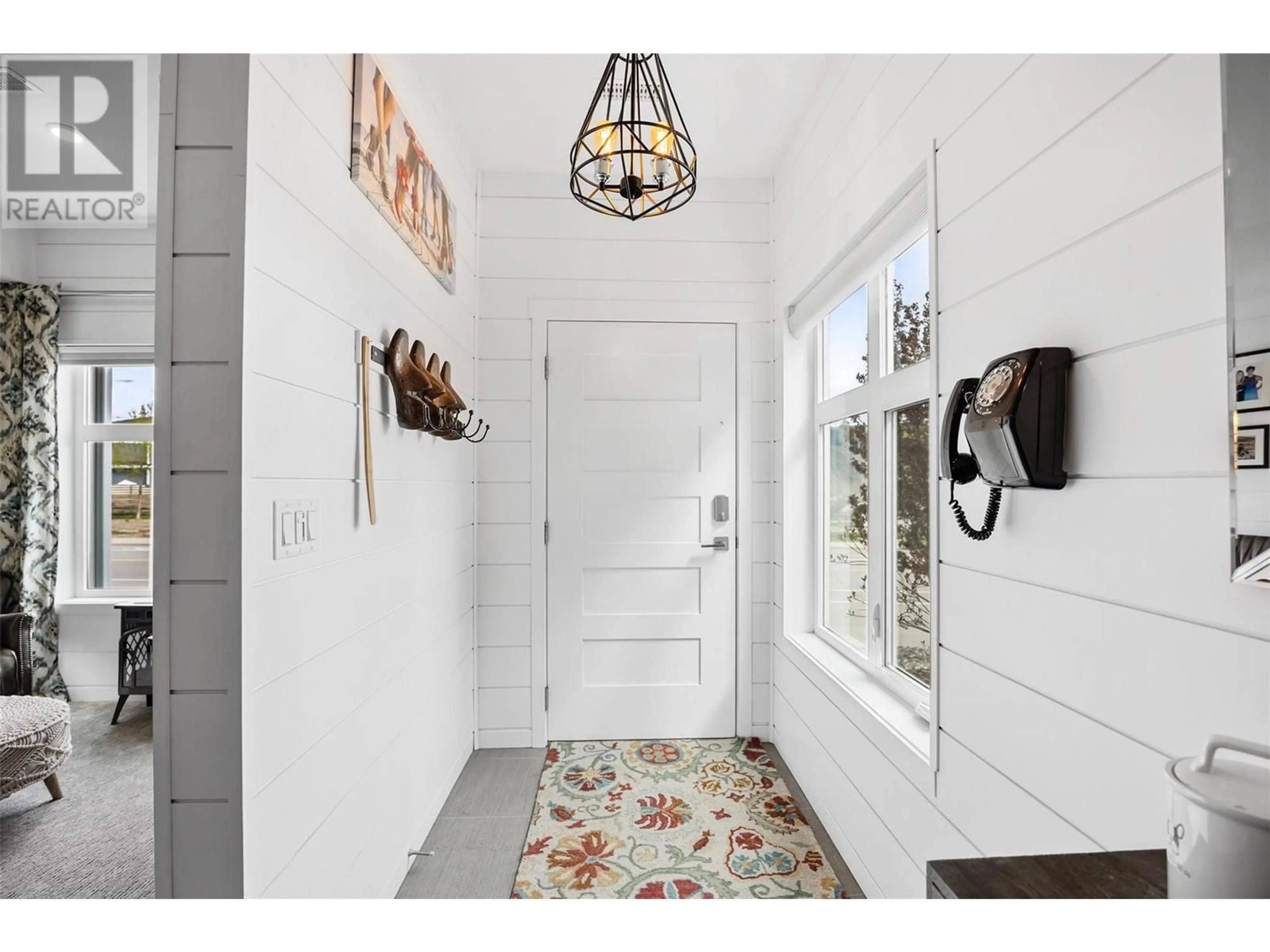 Indoor entryway for 108 - 1951 QU'APPELLE BOULEVARD, Kamloops British Columbia V2E0C8
