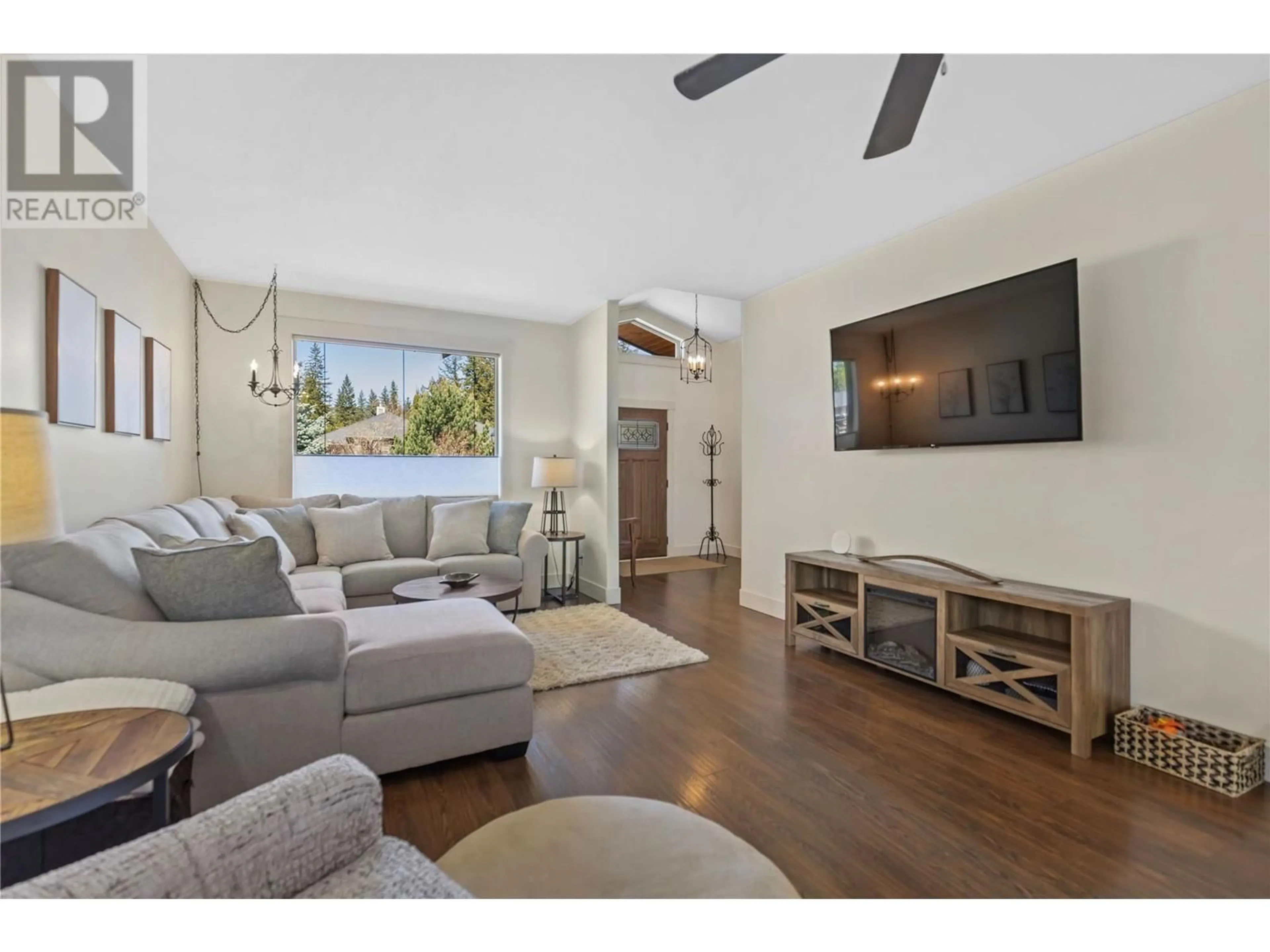 Living room with furniture, wood/laminate floor for 4812 SPRUCE CRESCENT, Barriere British Columbia V0E1E0