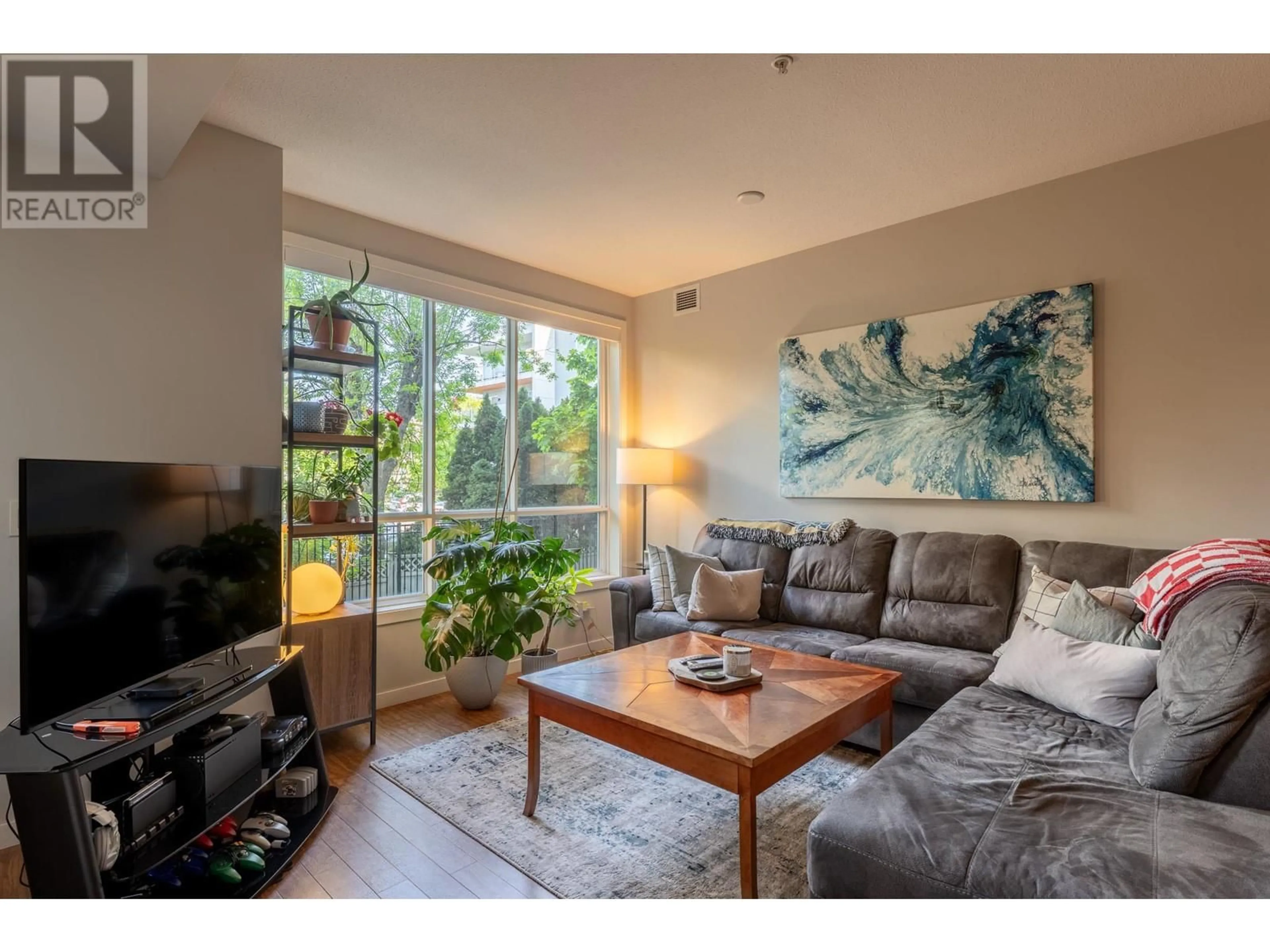 Living room with furniture, wood/laminate floor for 121 - 850 SAUCIER AVENUE, Kelowna British Columbia V5N1T7