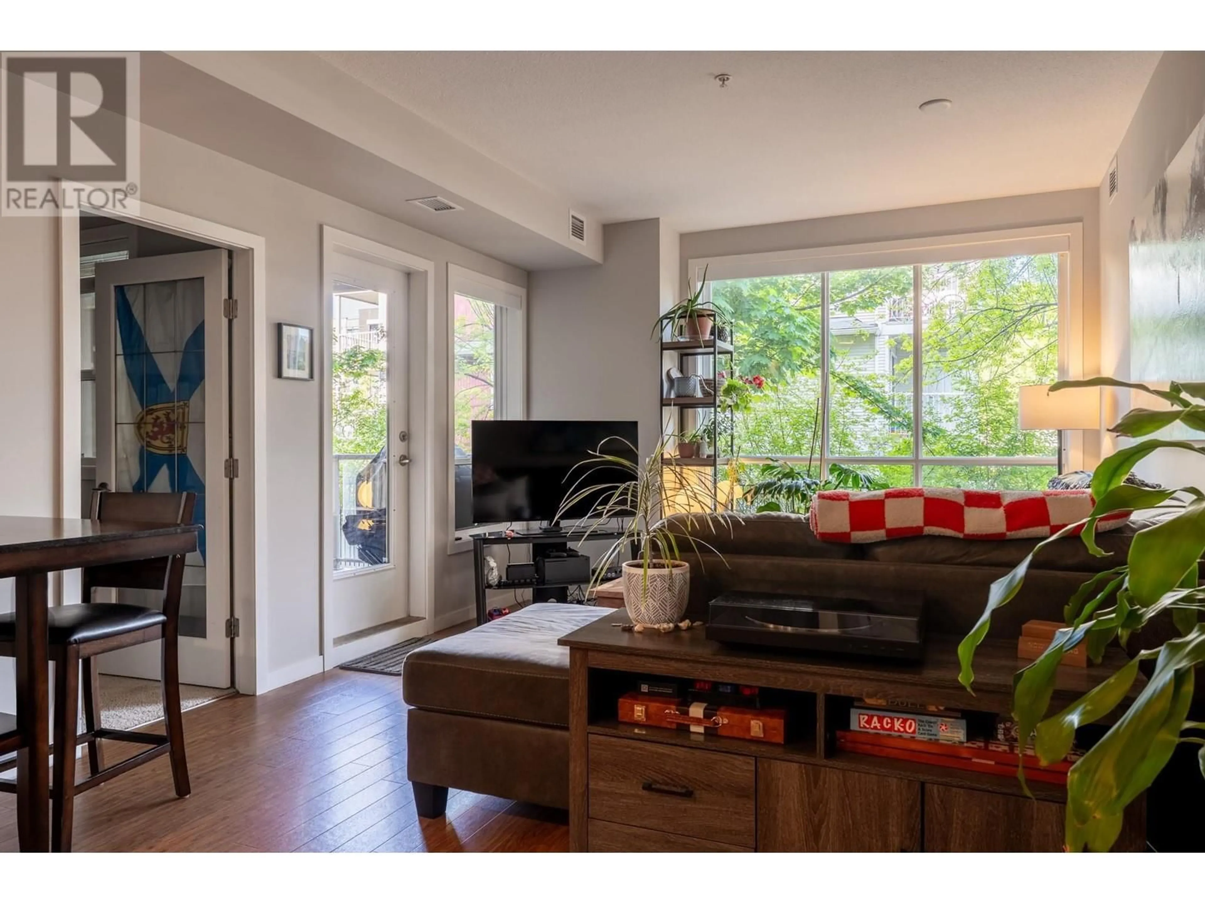 Living room with furniture, wood/laminate floor for 121 - 850 SAUCIER AVENUE, Kelowna British Columbia V5N1T7