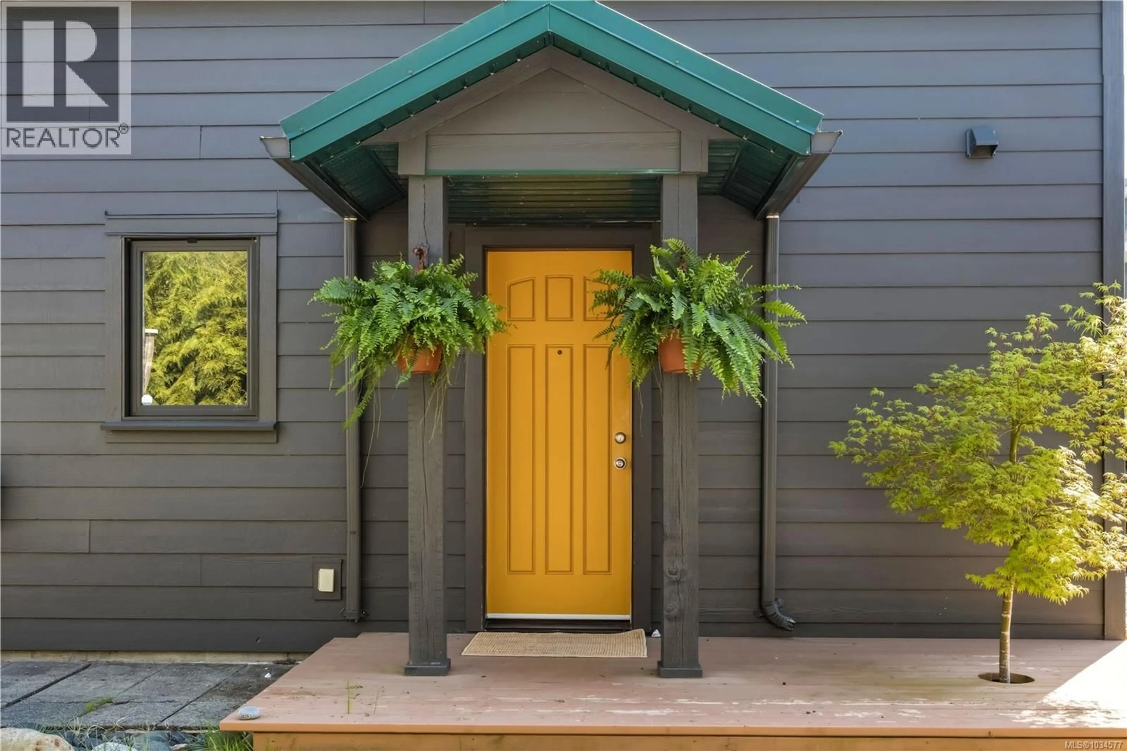 Indoor entryway for 1118 SIXTH AVENUE, Ucluelet British Columbia V0R3A0
