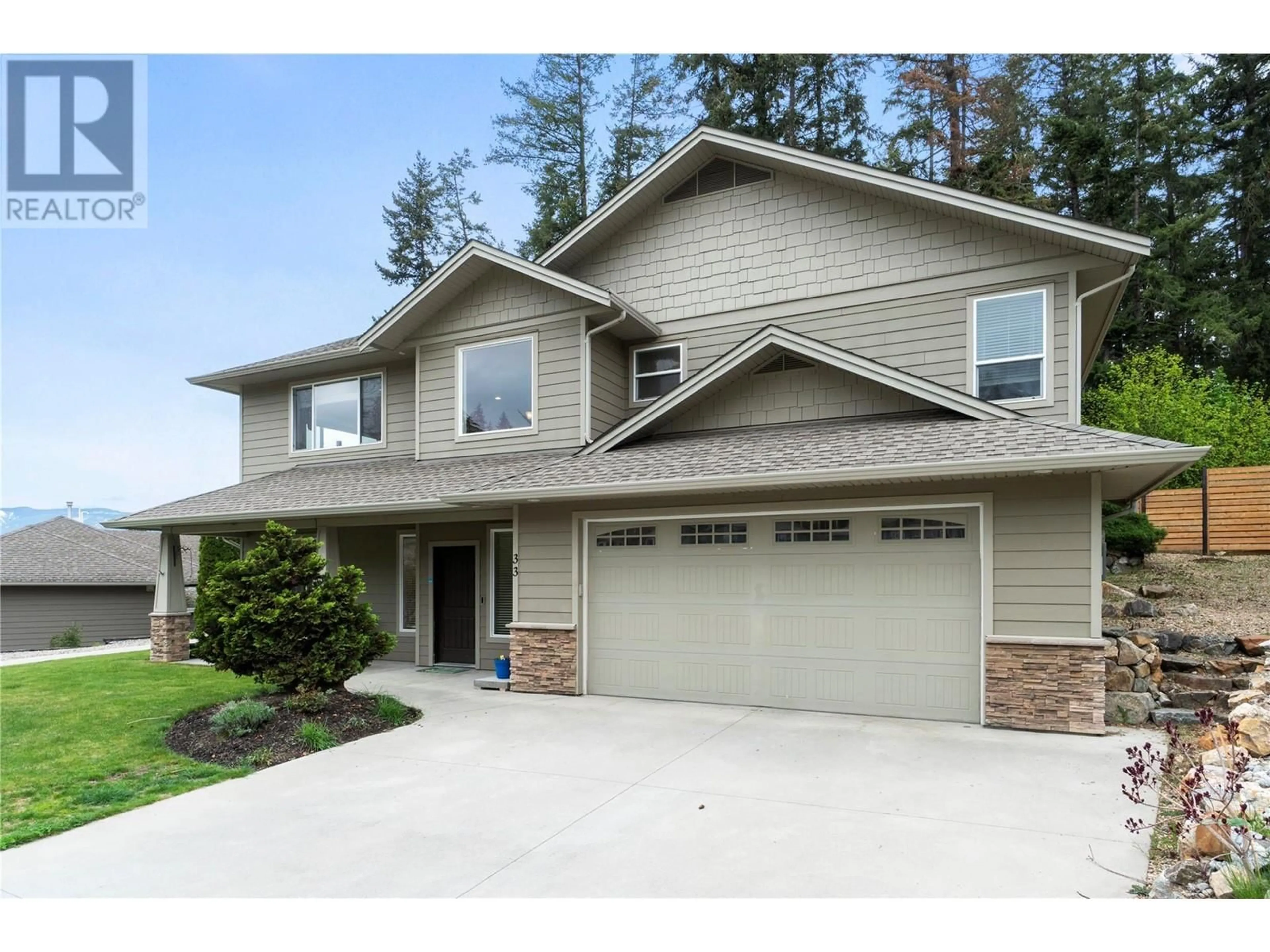 Home with vinyl exterior material, street for 33 - 1581 20 STREET NORTHEAST, Salmon Arm British Columbia V1E0A7