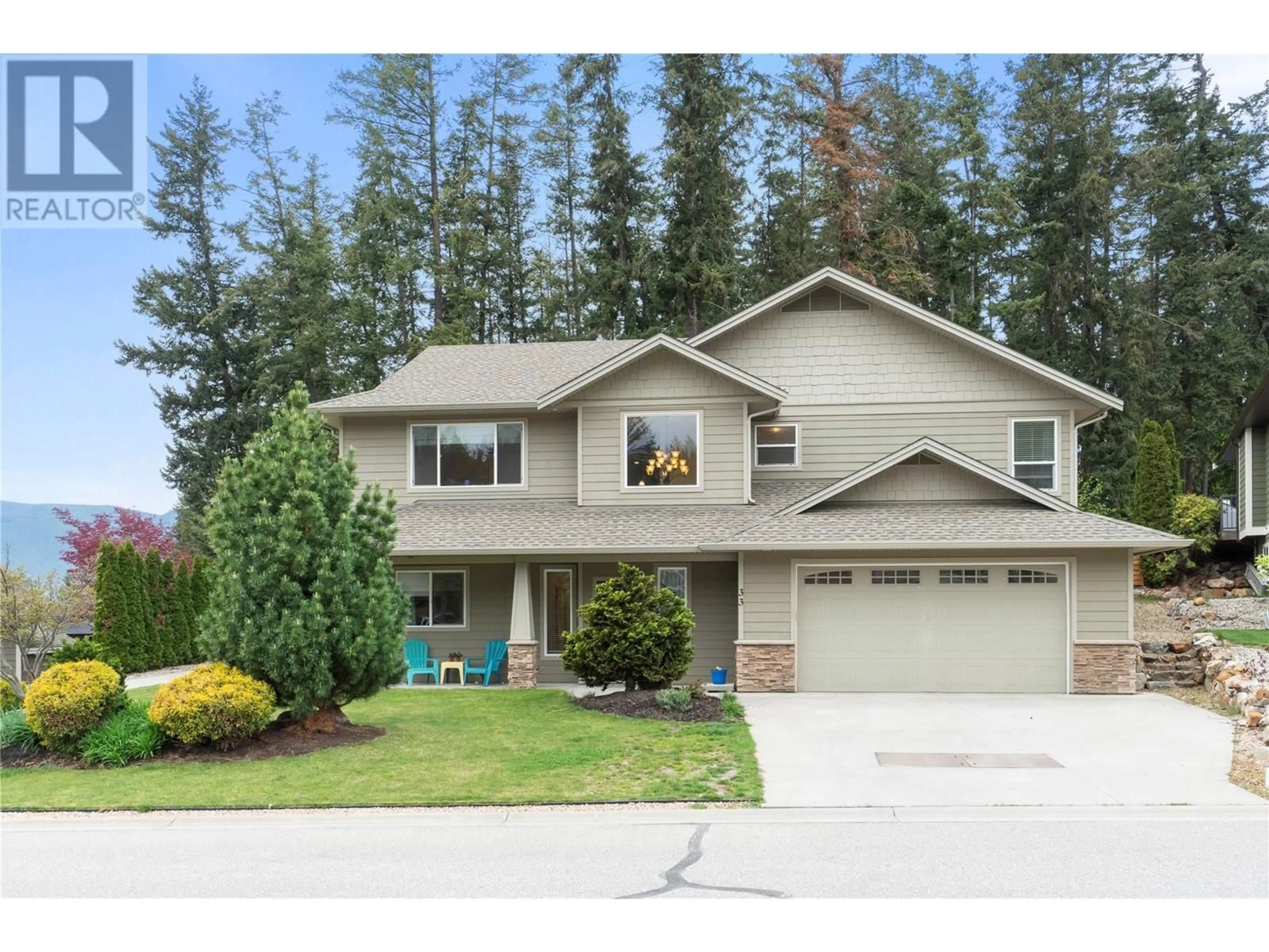 Home with vinyl exterior material, street for 33 - 1581 20 STREET NORTHEAST, Salmon Arm British Columbia V1E0A7