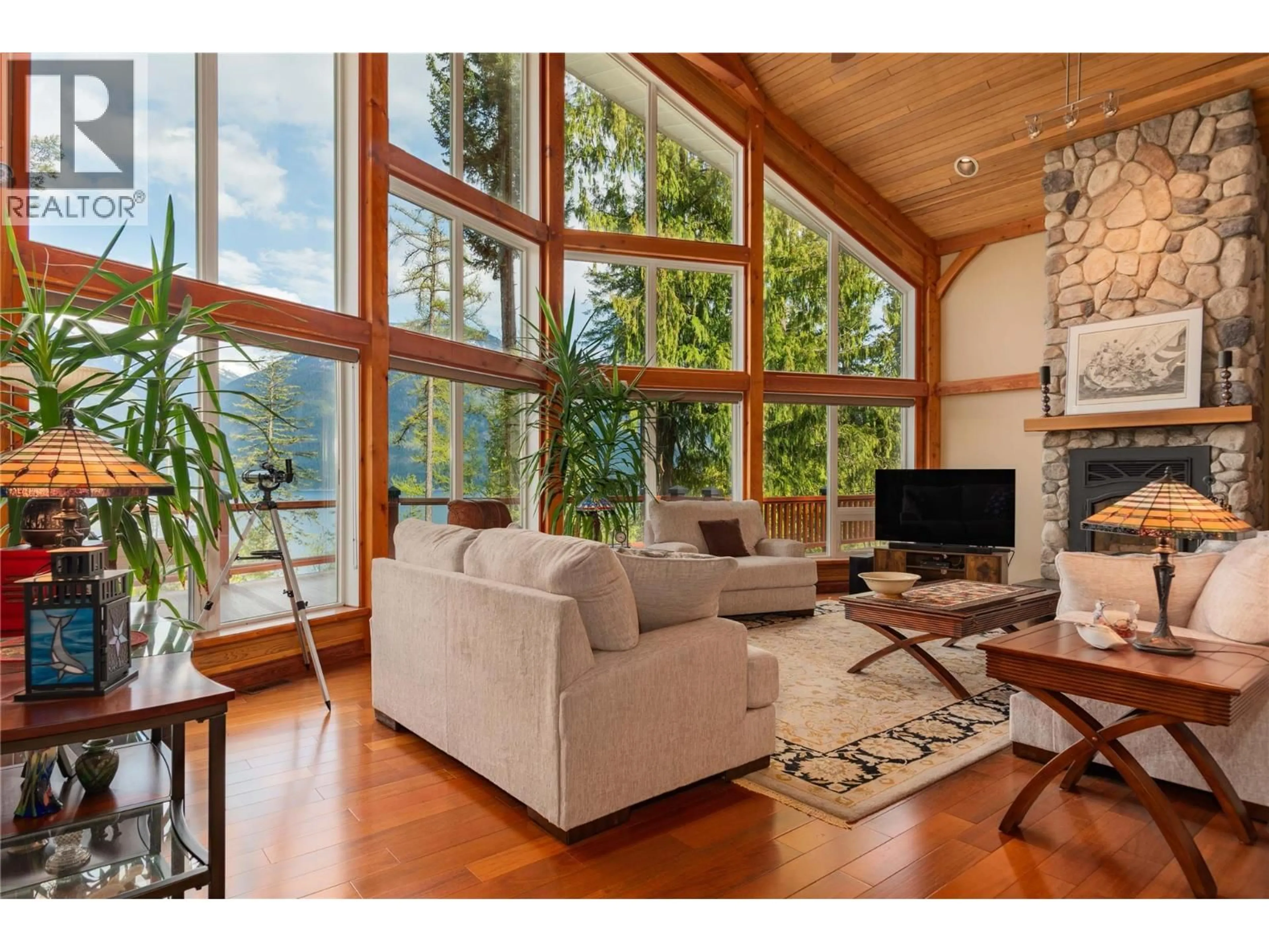 Living room with furniture, wood/laminate floor for 4830 FLETCHER CREEK ROAD, Fletcher Creek British Columbia V0G1M0