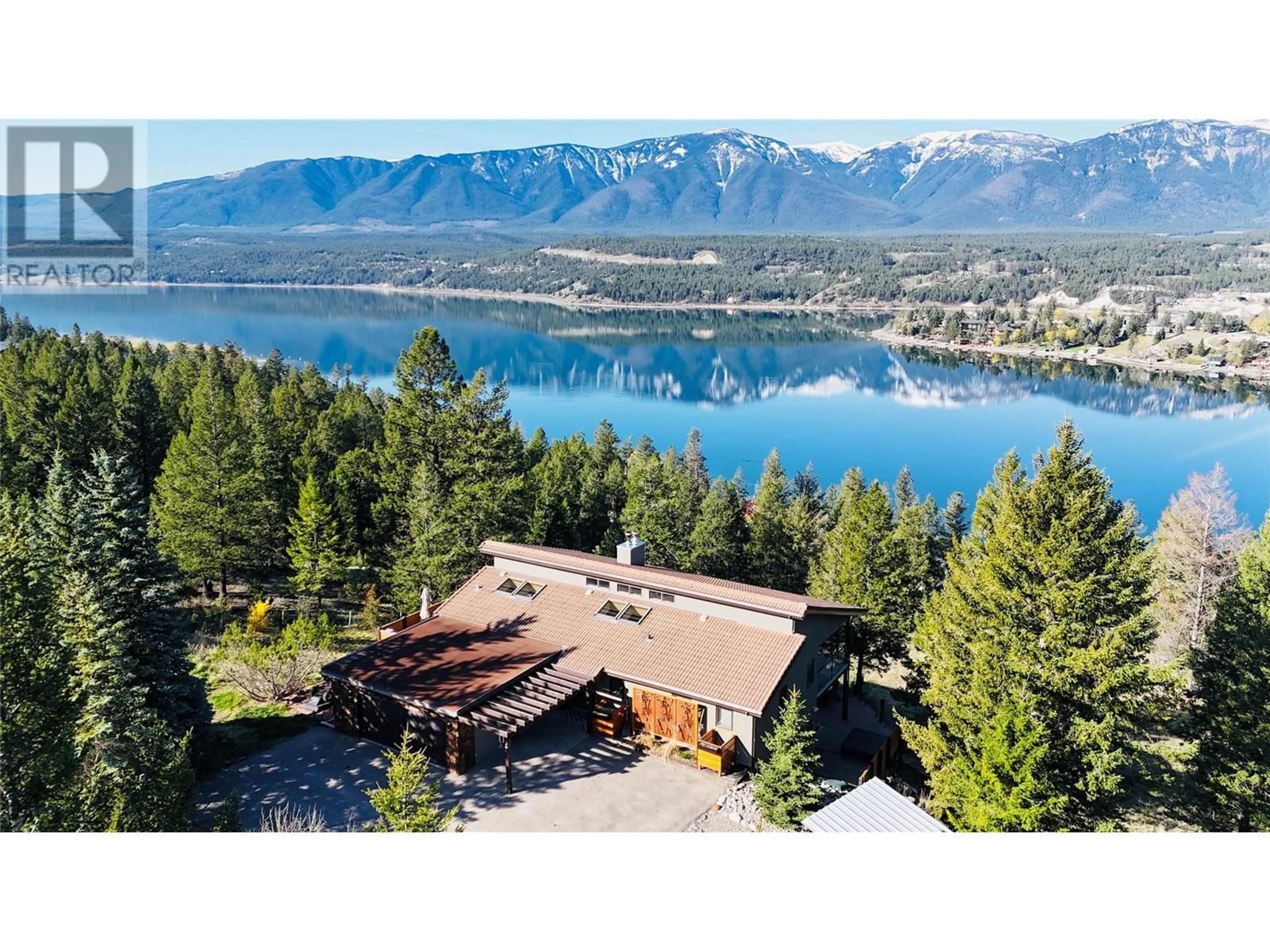 A pic from outside/outdoor area/front of a property/back of a property/a pic from drone, water/lake/river/ocean view for 771 LAKEVIEW DRIVE, Windermere British Columbia V0A1K3