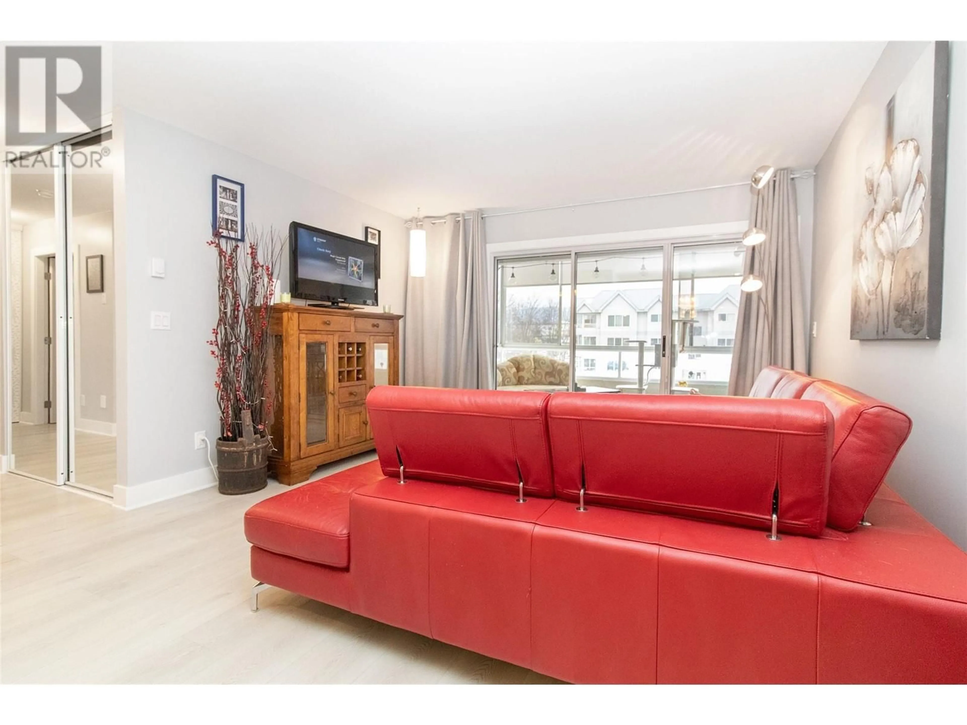 Living room with furniture, unknown for 304 - 200 HOLLYWOOD ROAD NORTH, Kelowna British Columbia V1X6Y9