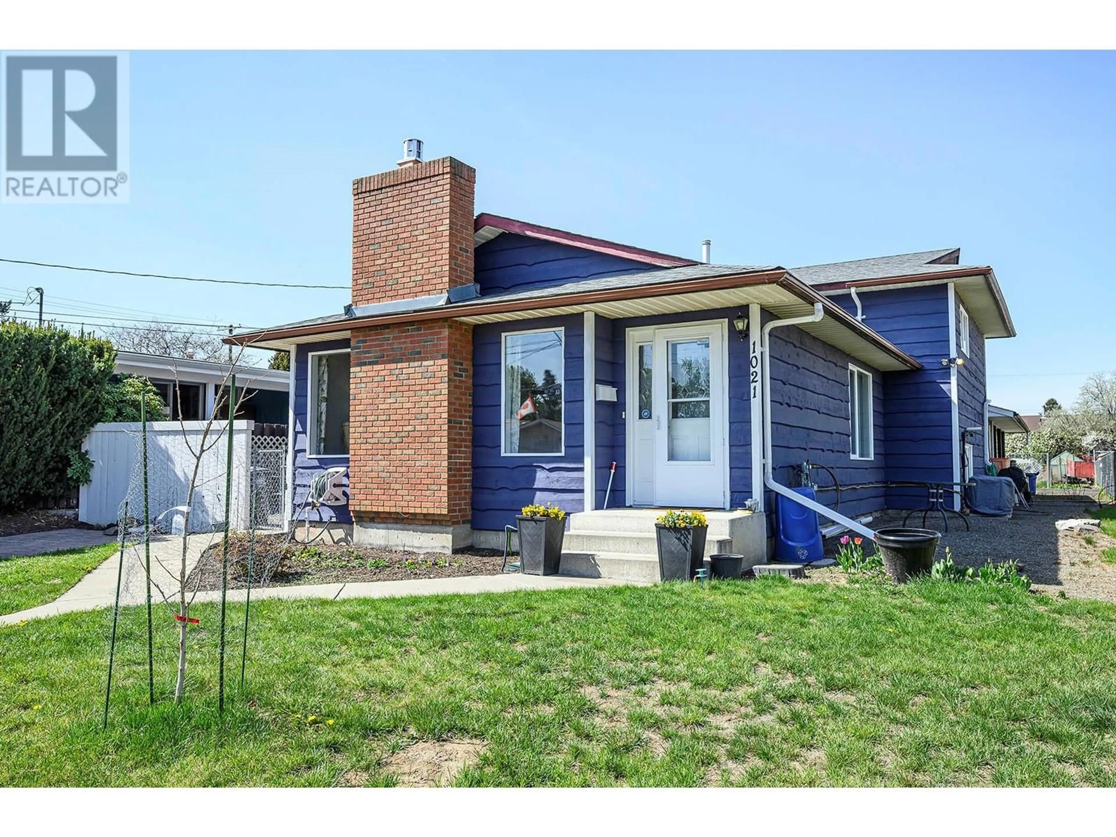 Home with brick exterior material, street for 1021 DUNDAS STREET, Kamloops British Columbia V2B2T1
