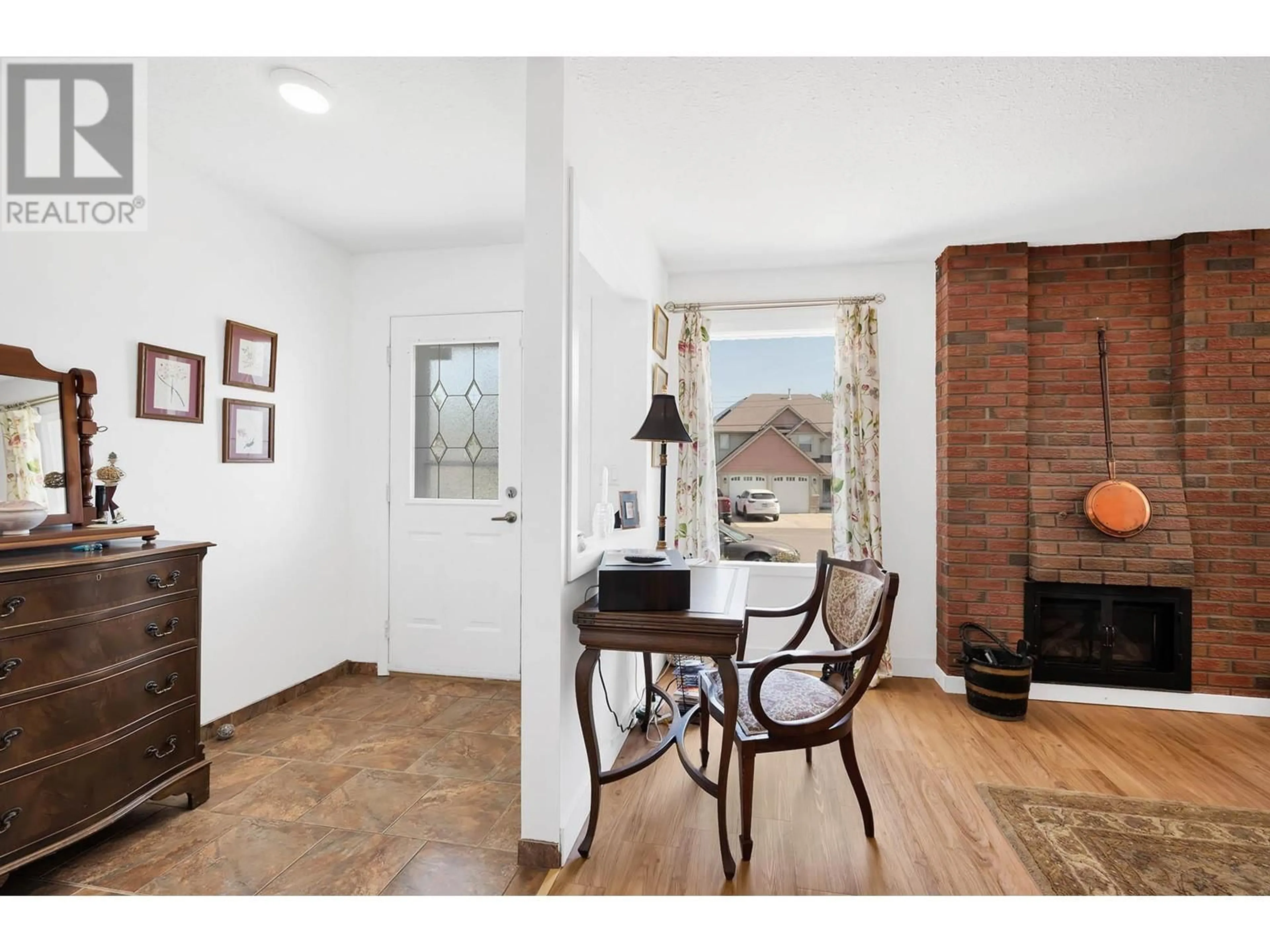 Indoor entryway for 1021 DUNDAS STREET, Kamloops British Columbia V2B2T1