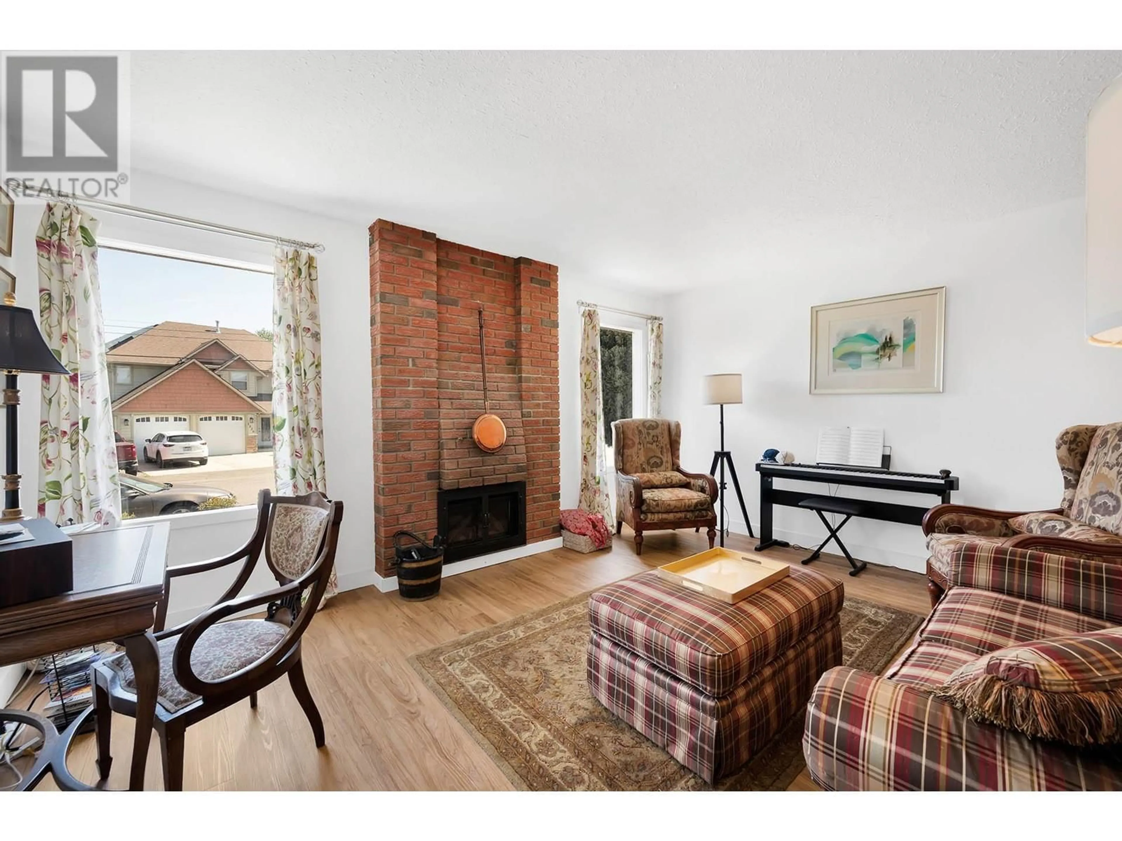 Living room with furniture, unknown for 1021 DUNDAS STREET, Kamloops British Columbia V2B2T1