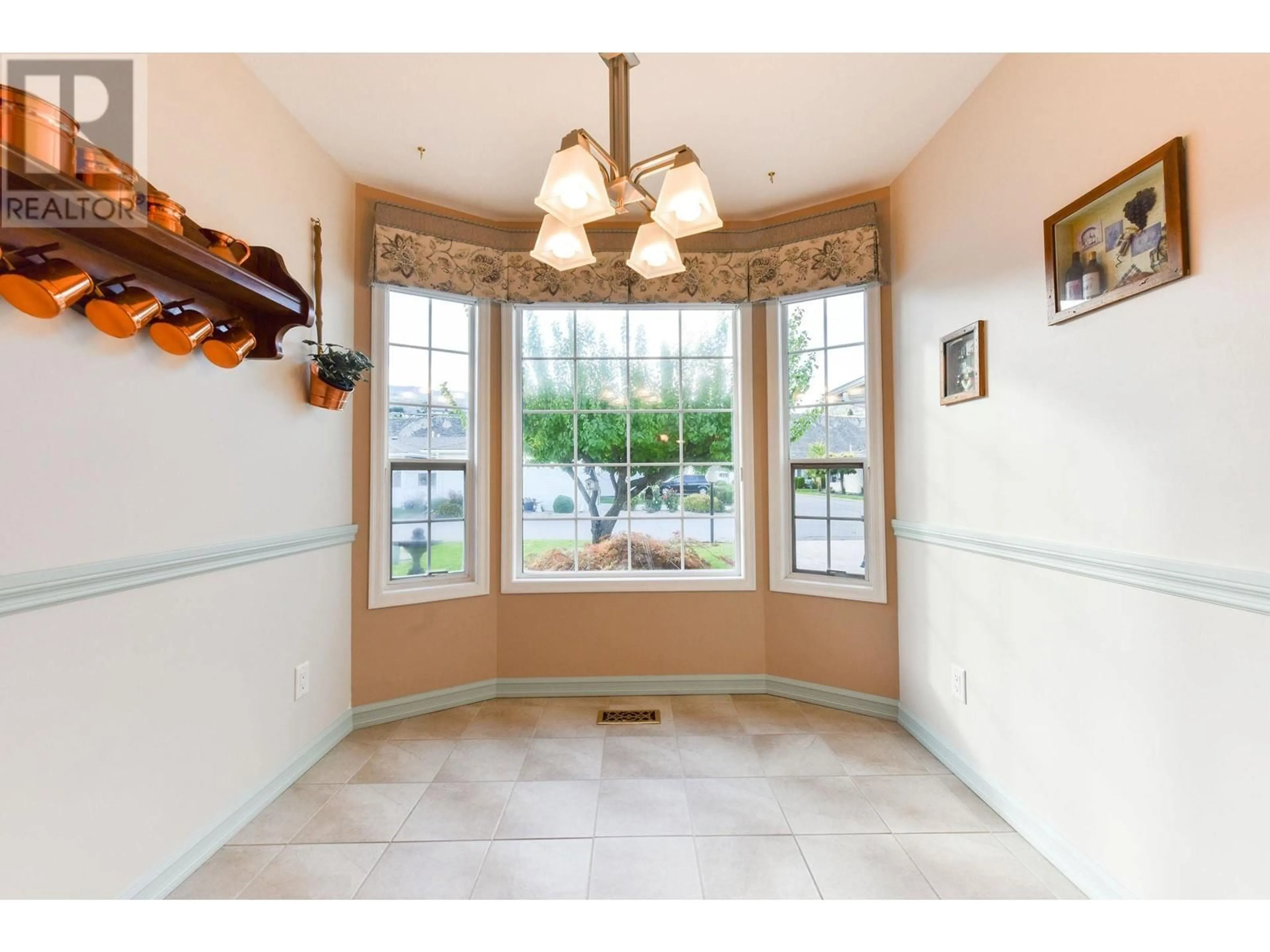 Indoor foyer for 27 KINGFISHER DRIVE, Penticton British Columbia V2A8K6