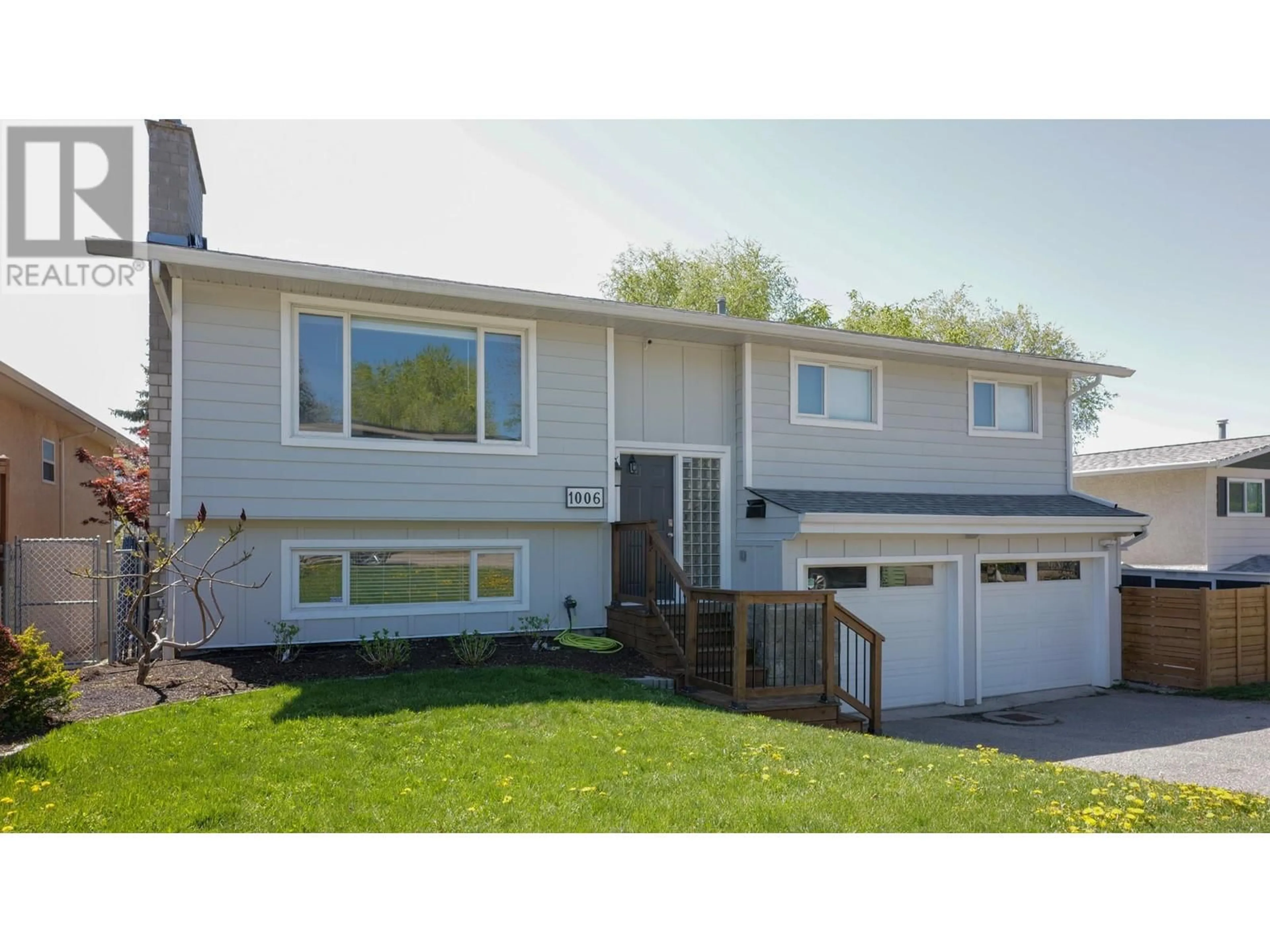 Home with vinyl exterior material, street for 1006 33 AVENUE, Vernon British Columbia V1T6R7