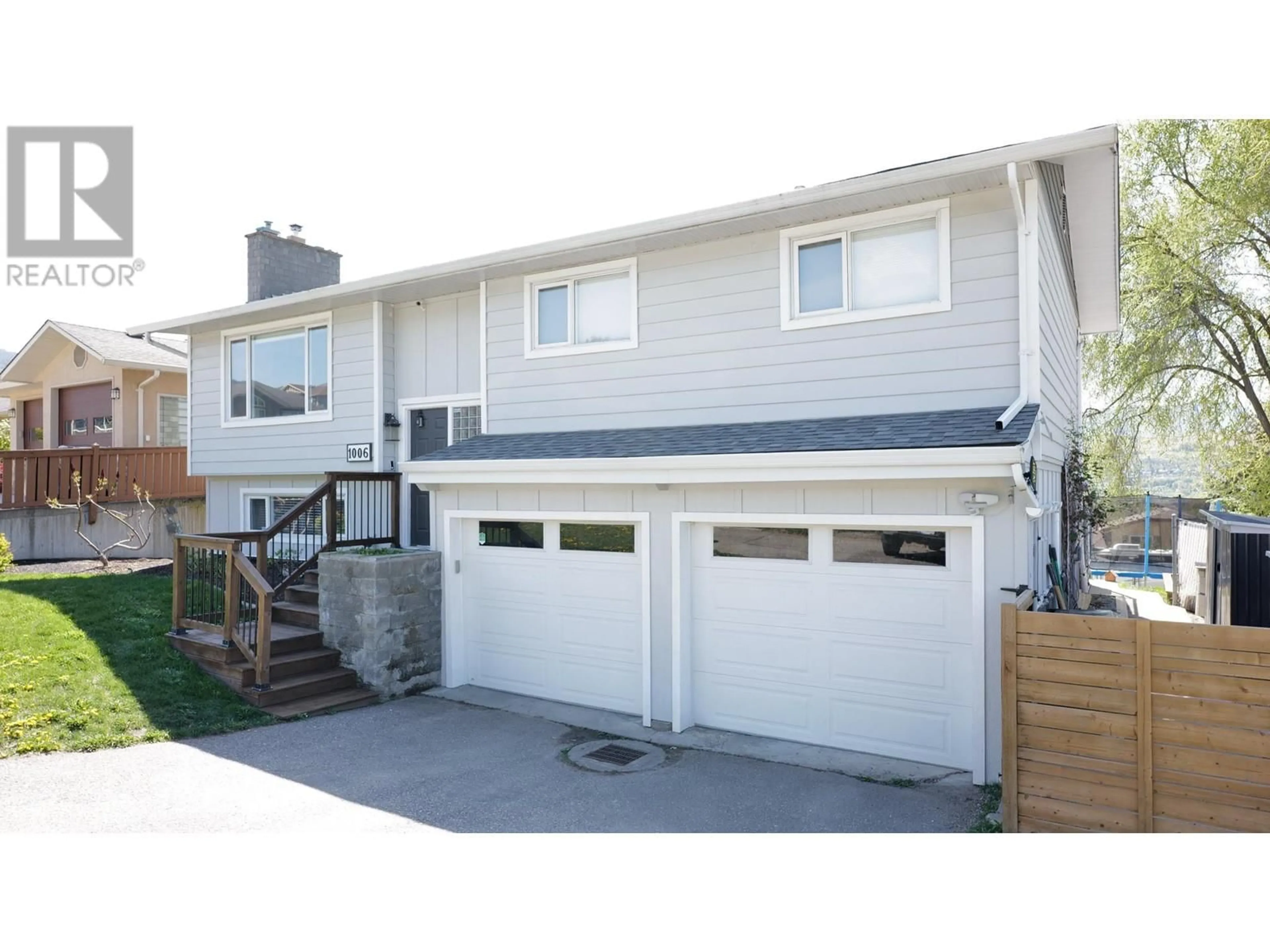 Home with vinyl exterior material, street for 1006 33 AVENUE, Vernon British Columbia V1T6R7