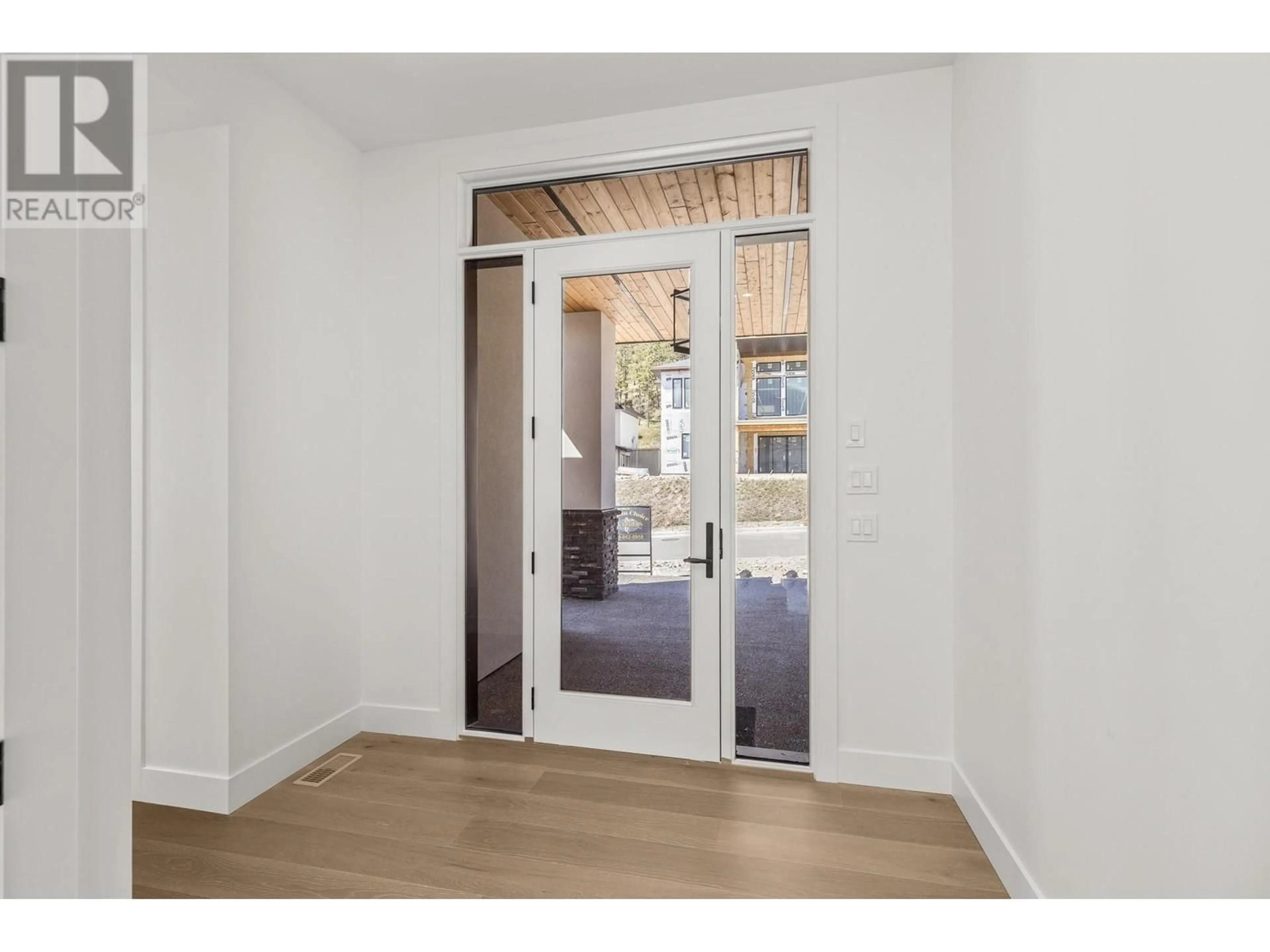 Indoor entryway for 873 MELROSE STREET, Kelowna British Columbia V1P0A8