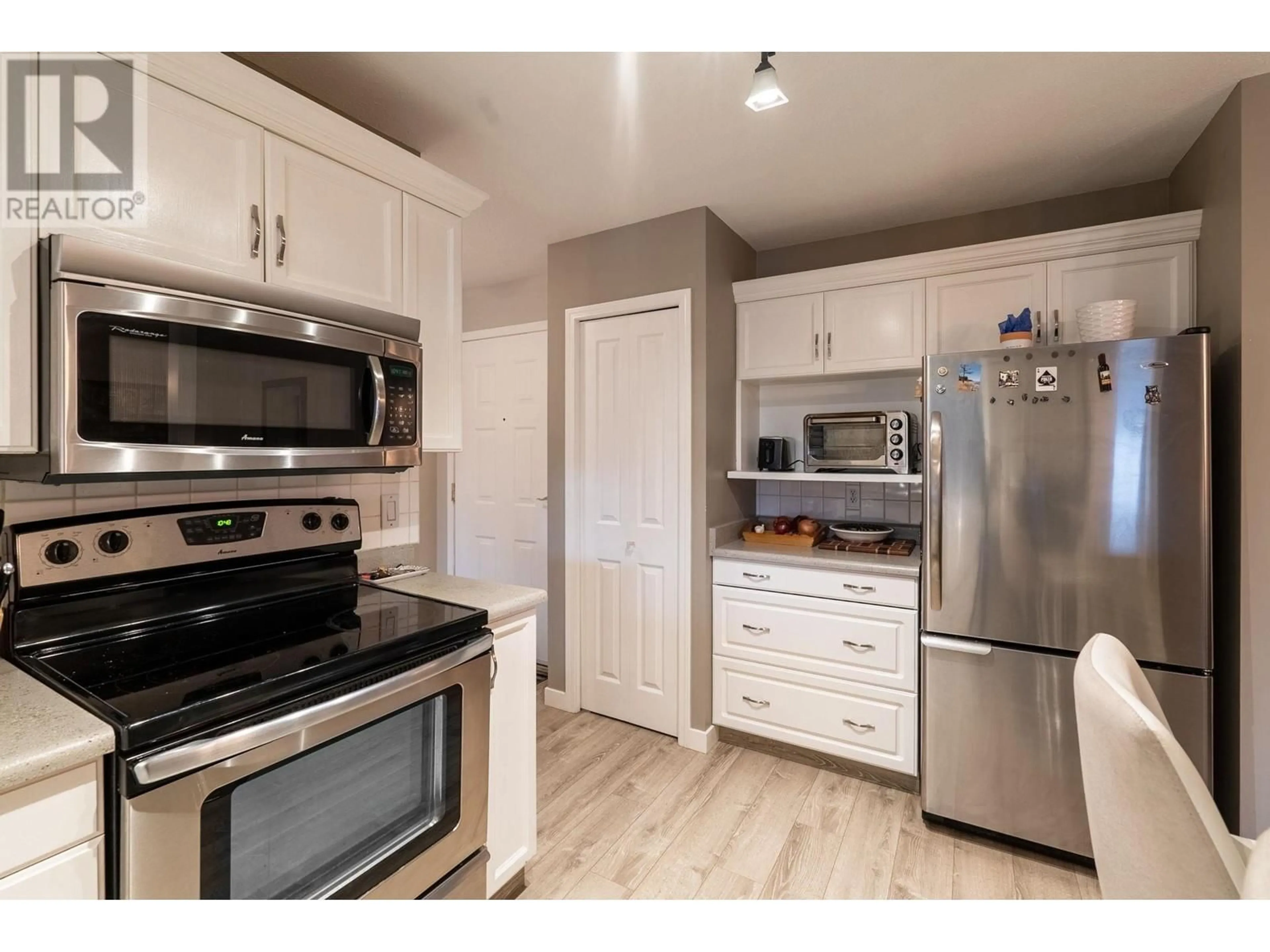 Standard kitchen, wood/laminate floor for 206 - 3854 BROWN ROAD, West Kelowna British Columbia V4T2J5