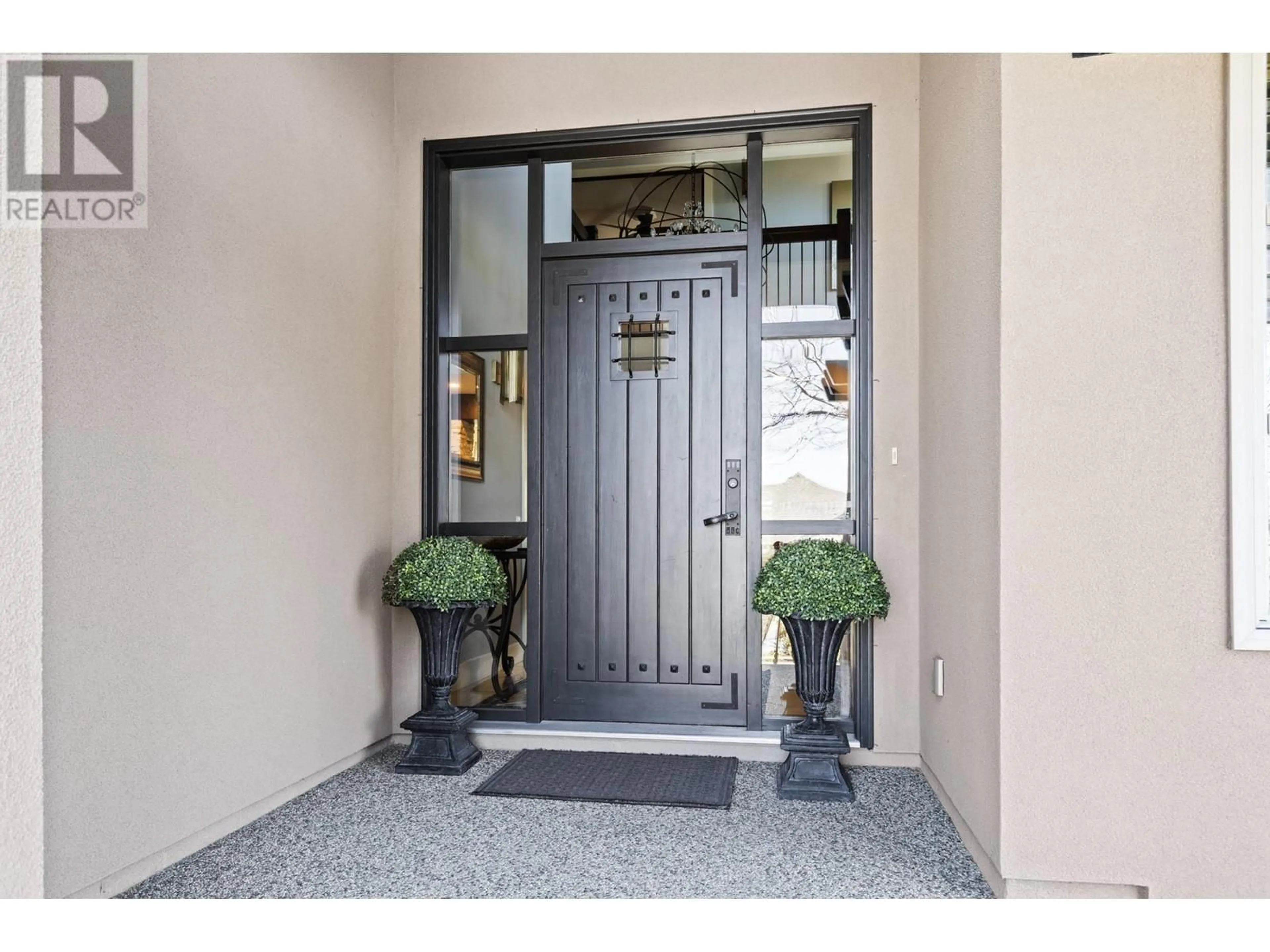 Indoor entryway for 2516 SELKIRK DRIVE, Kelowna British Columbia V1V2V6