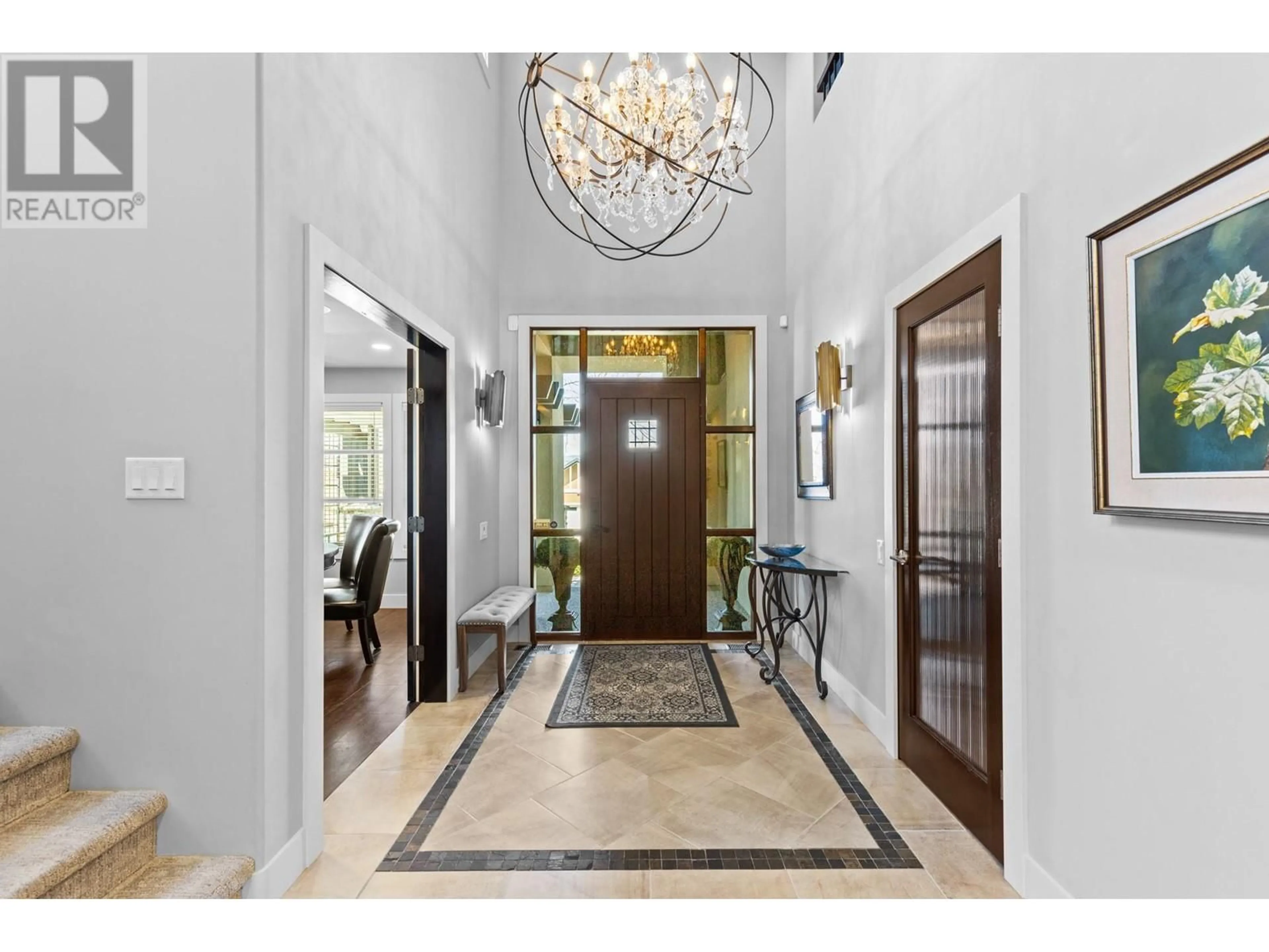 Indoor entryway for 2516 SELKIRK DRIVE, Kelowna British Columbia V1V2V6