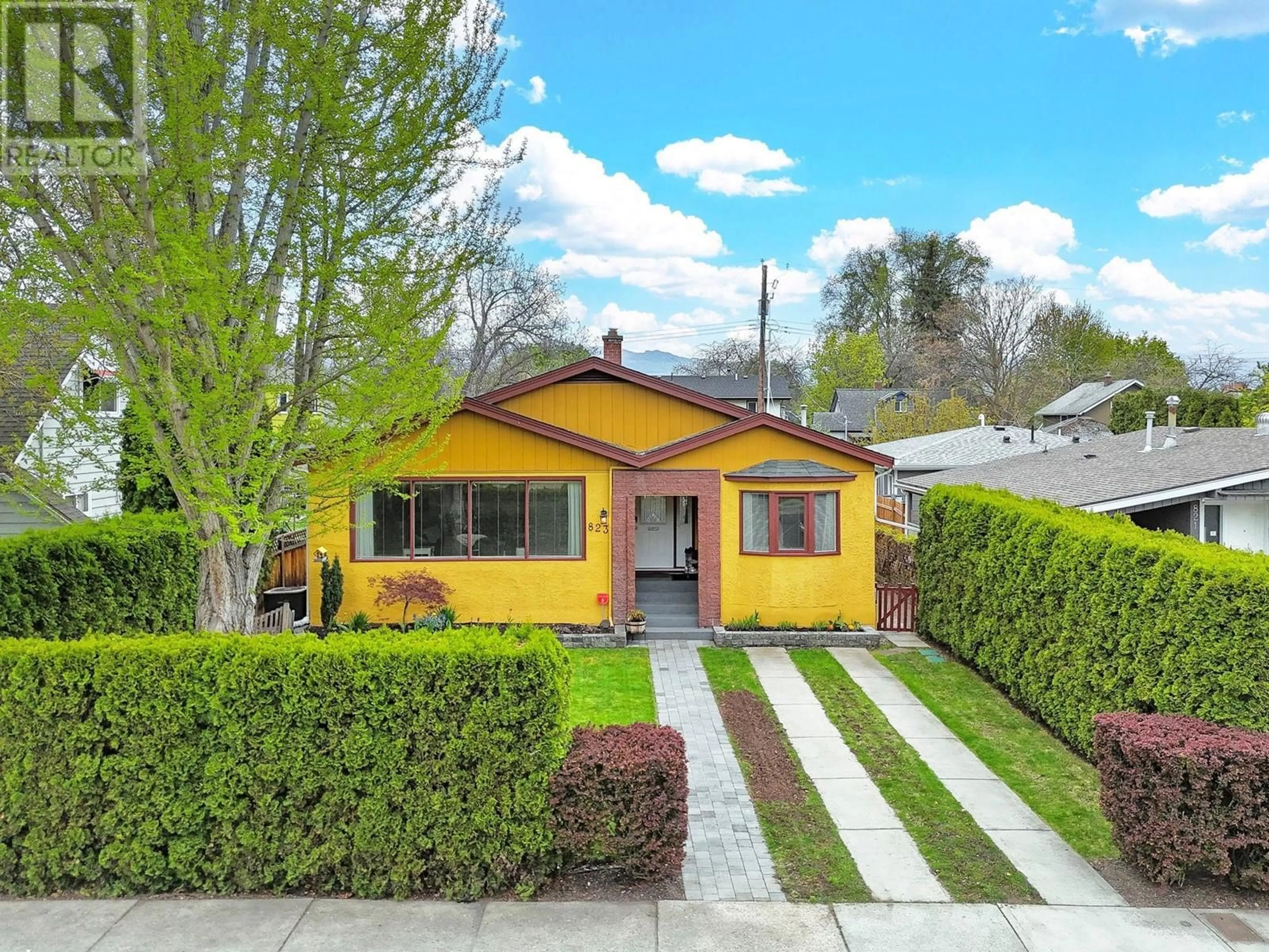 Home with vinyl exterior material, street for 823 DEHART AVENUE, Kelowna British Columbia V1Y6A2