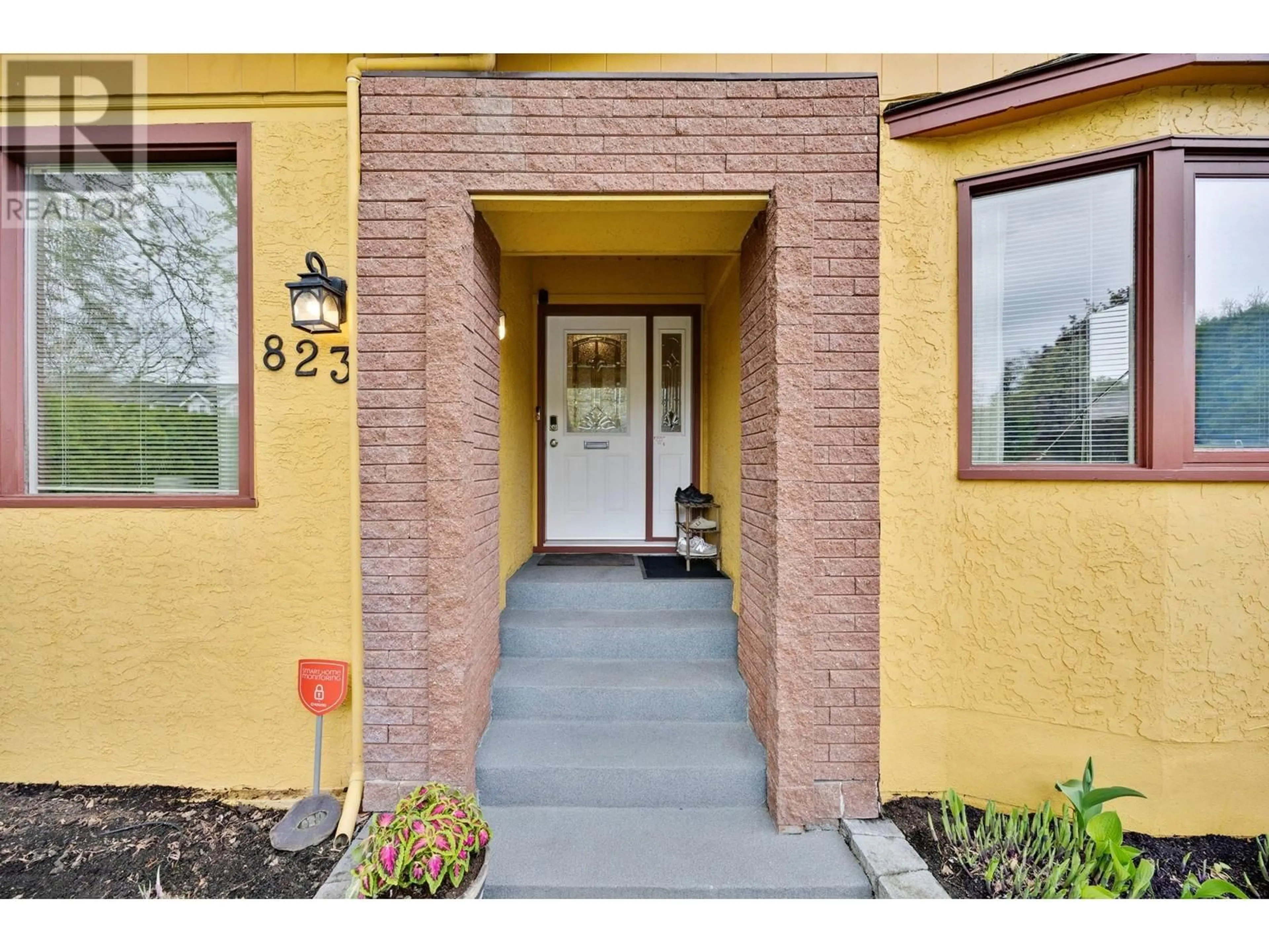 Indoor entryway for 823 DEHART AVENUE, Kelowna British Columbia V1Y6A2