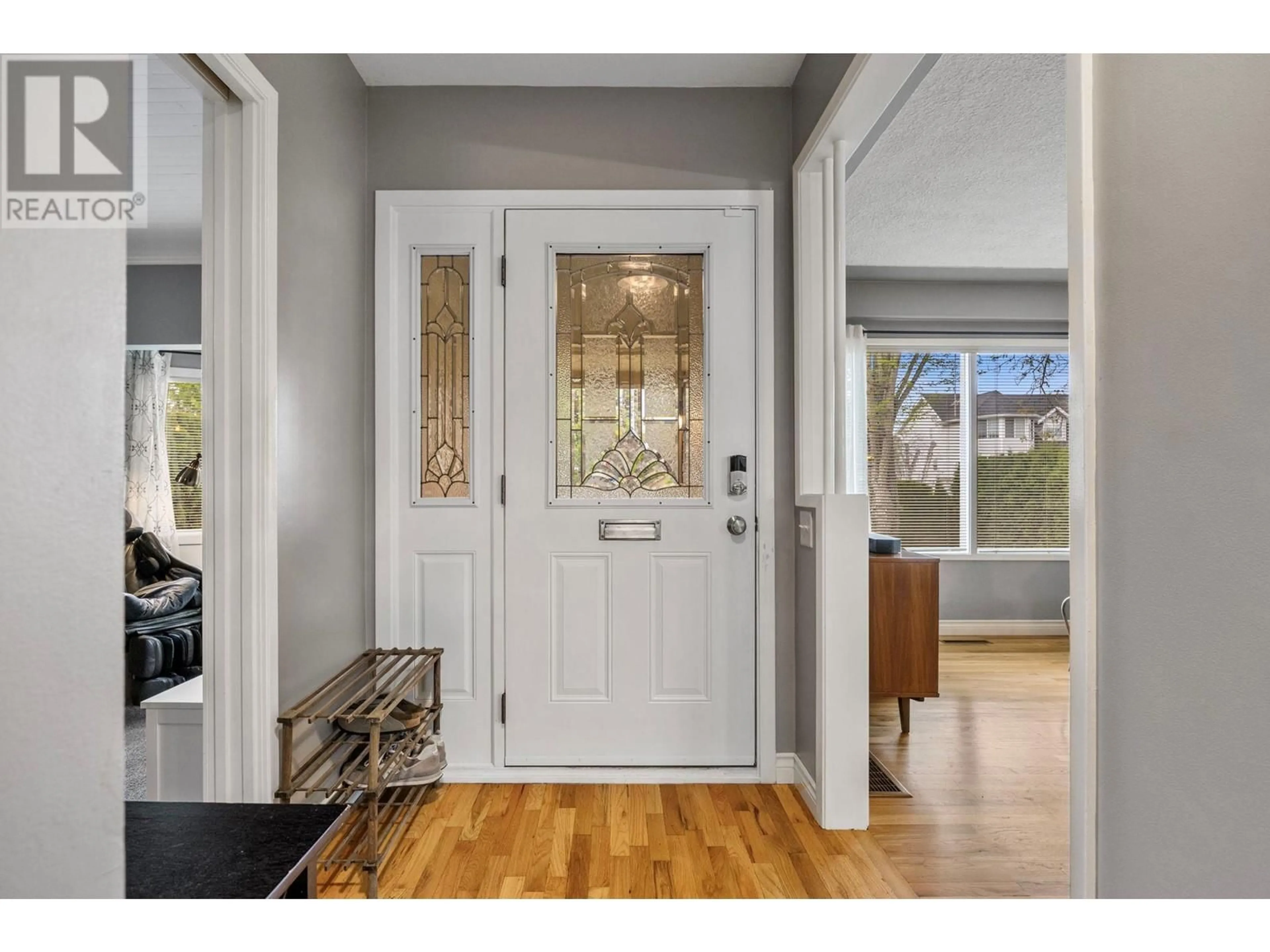 Indoor entryway for 823 DEHART AVENUE, Kelowna British Columbia V1Y6A2