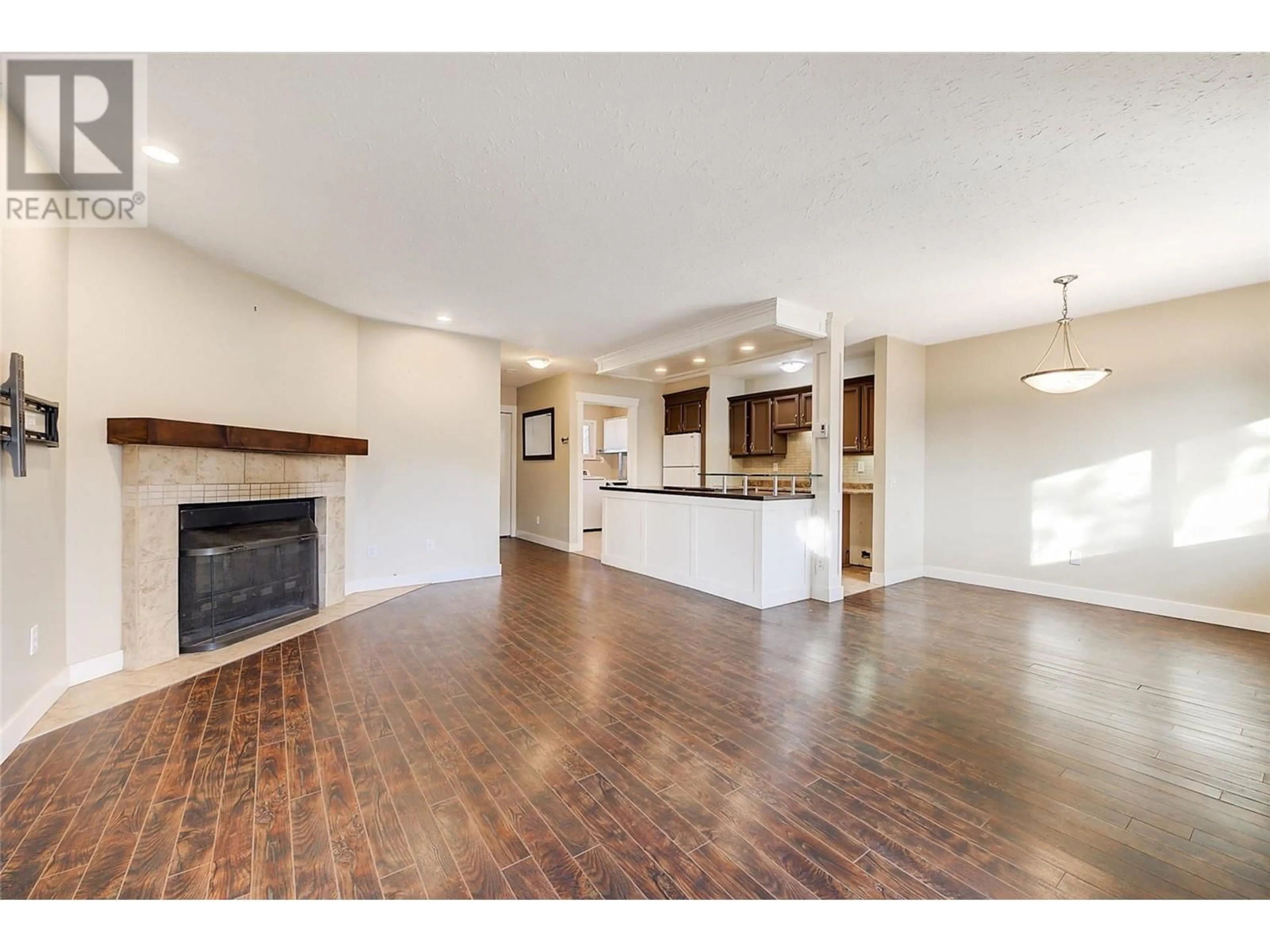Open concept kitchen, wood/laminate floor for 4 - 217 FRANKLYN ROAD, Kelowna British Columbia V1X6A9
