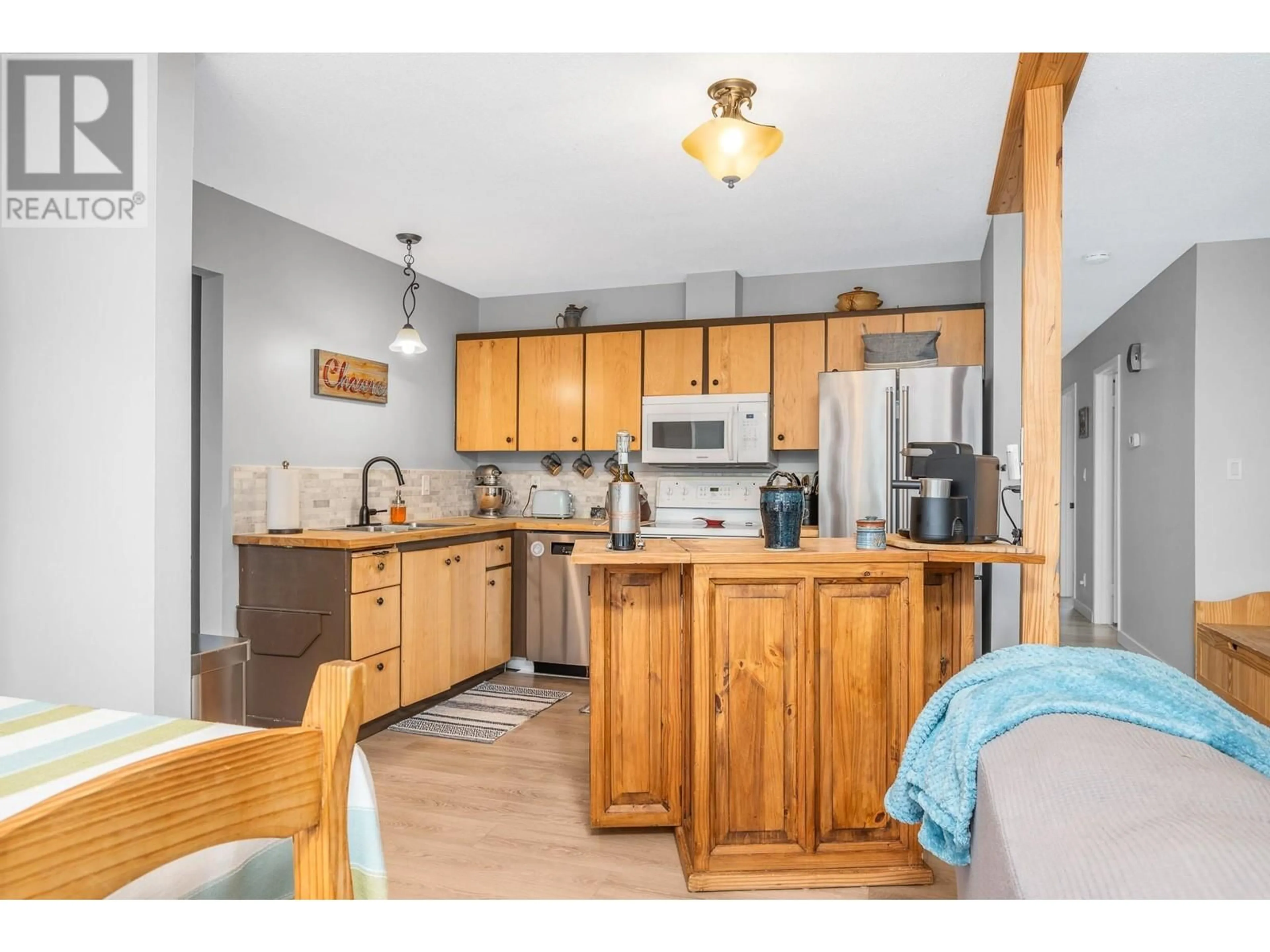 Open concept kitchen, wood/laminate floor for 1007 33 AVENUE, Vernon British Columbia V1T6T6