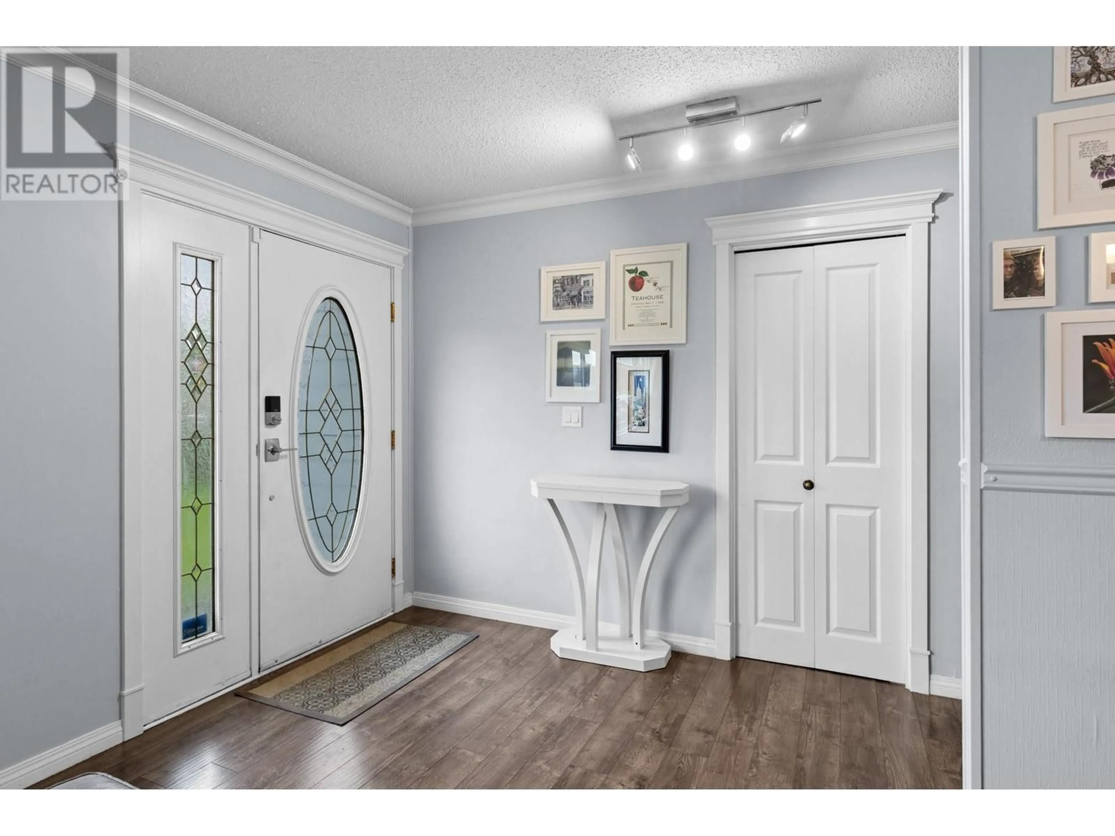 Indoor entryway for 1100 CROWN STREET, Kelowna British Columbia V1X5E9