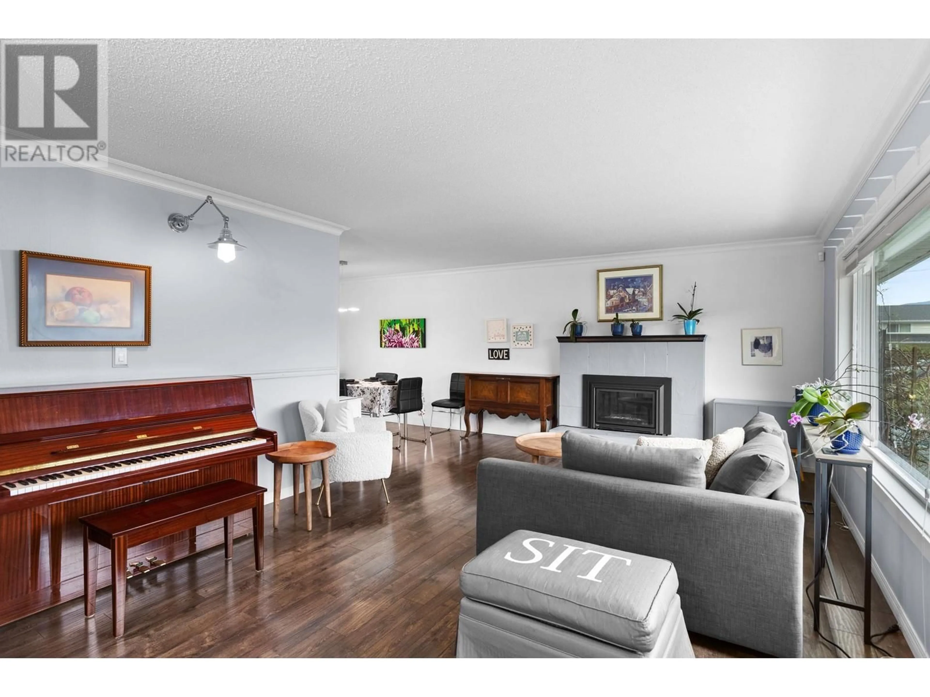 Living room with furniture, wood/laminate floor for 1100 CROWN STREET, Kelowna British Columbia V1X5E9