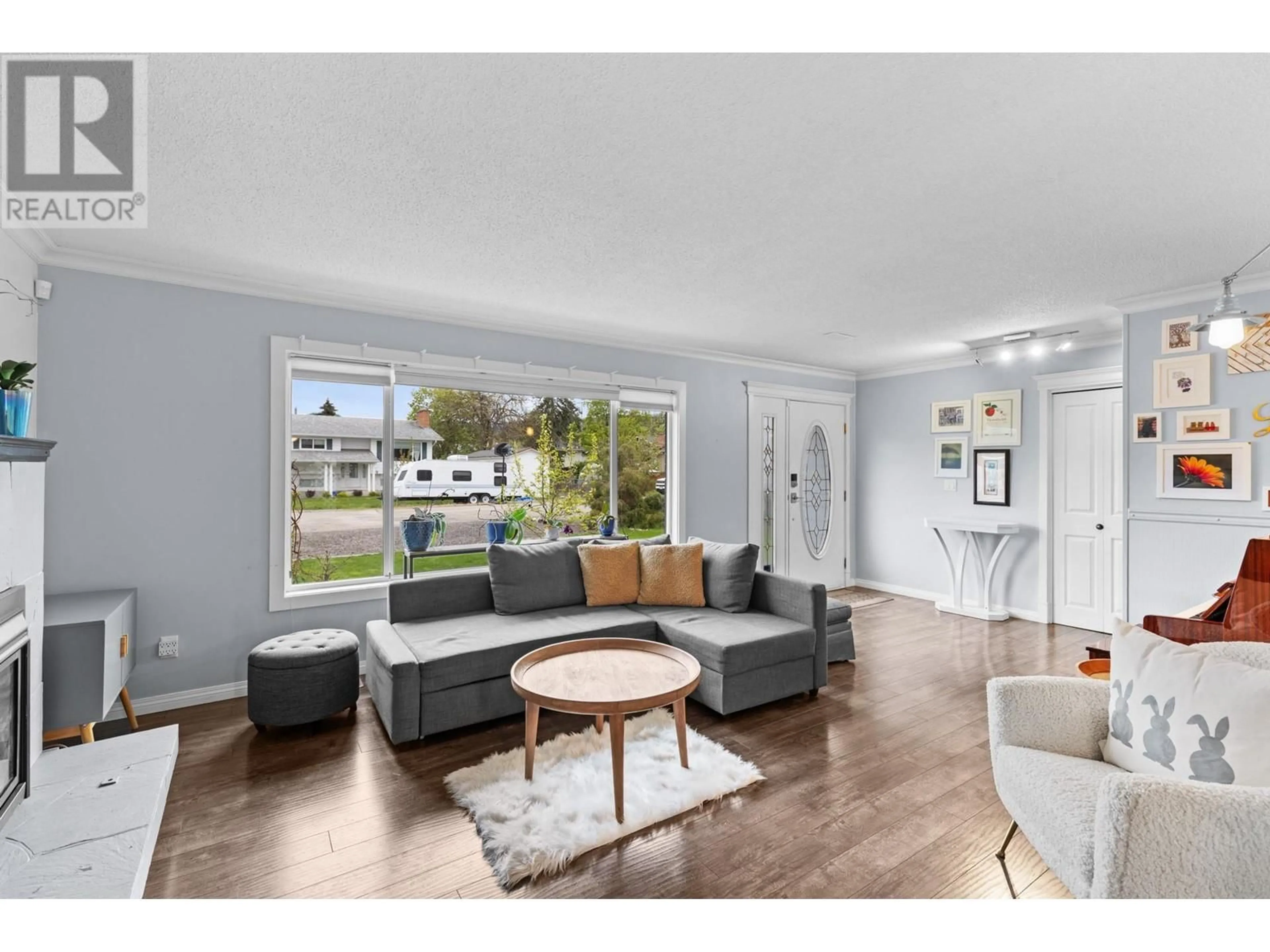 Living room with furniture, wood/laminate floor for 1100 CROWN STREET, Kelowna British Columbia V1X5E9