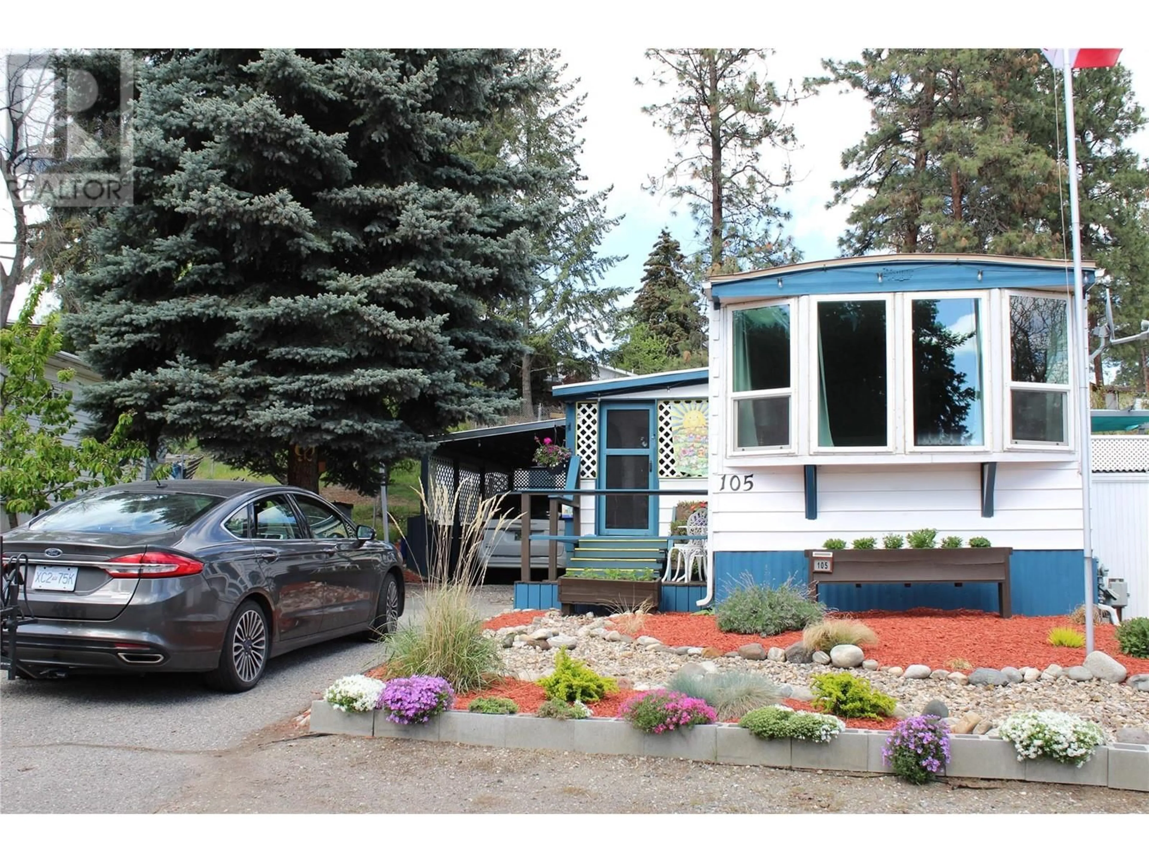 Home with vinyl exterior material, street for 105 - 1999 HWY 97 HIGHWAY SOUTH, West Kelowna British Columbia V1Z1B2