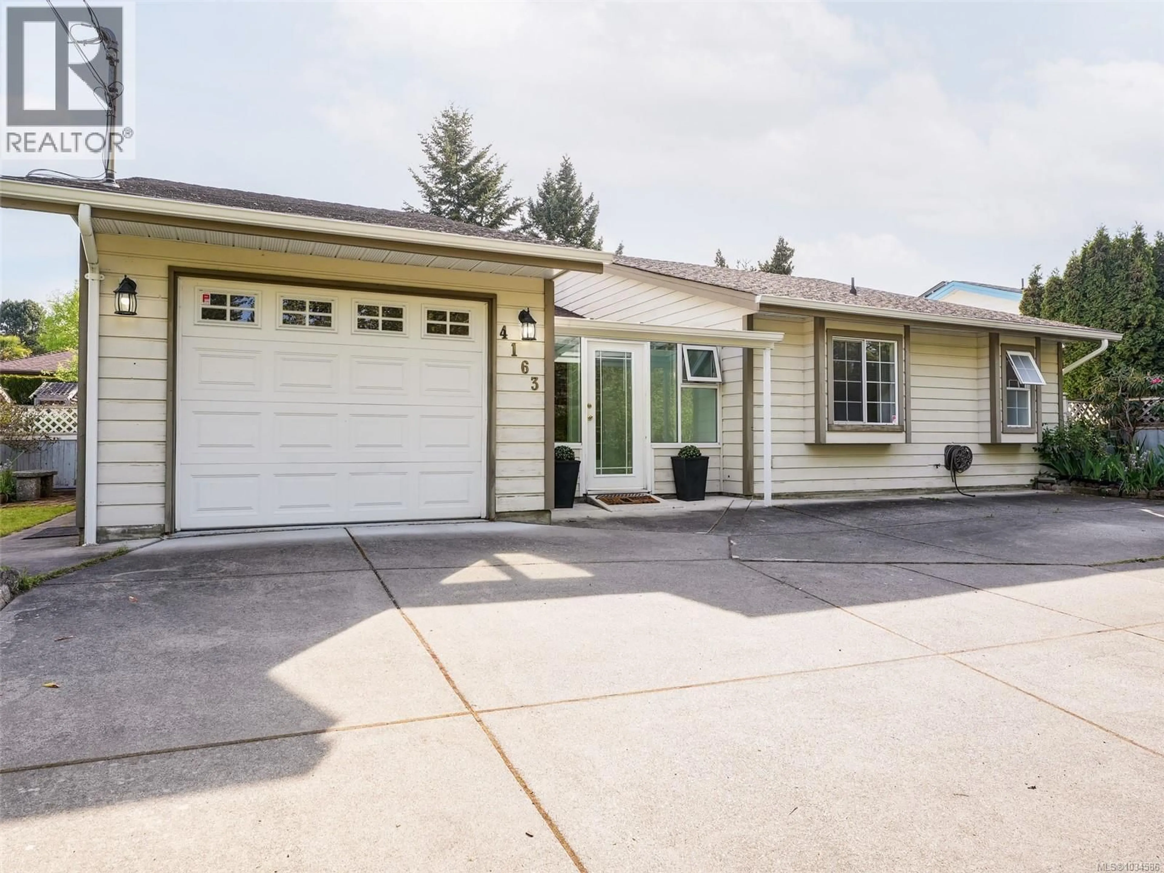 Home with vinyl exterior material, street for 4163 SHELBOURNE STREET, Saanich British Columbia V8N3E8