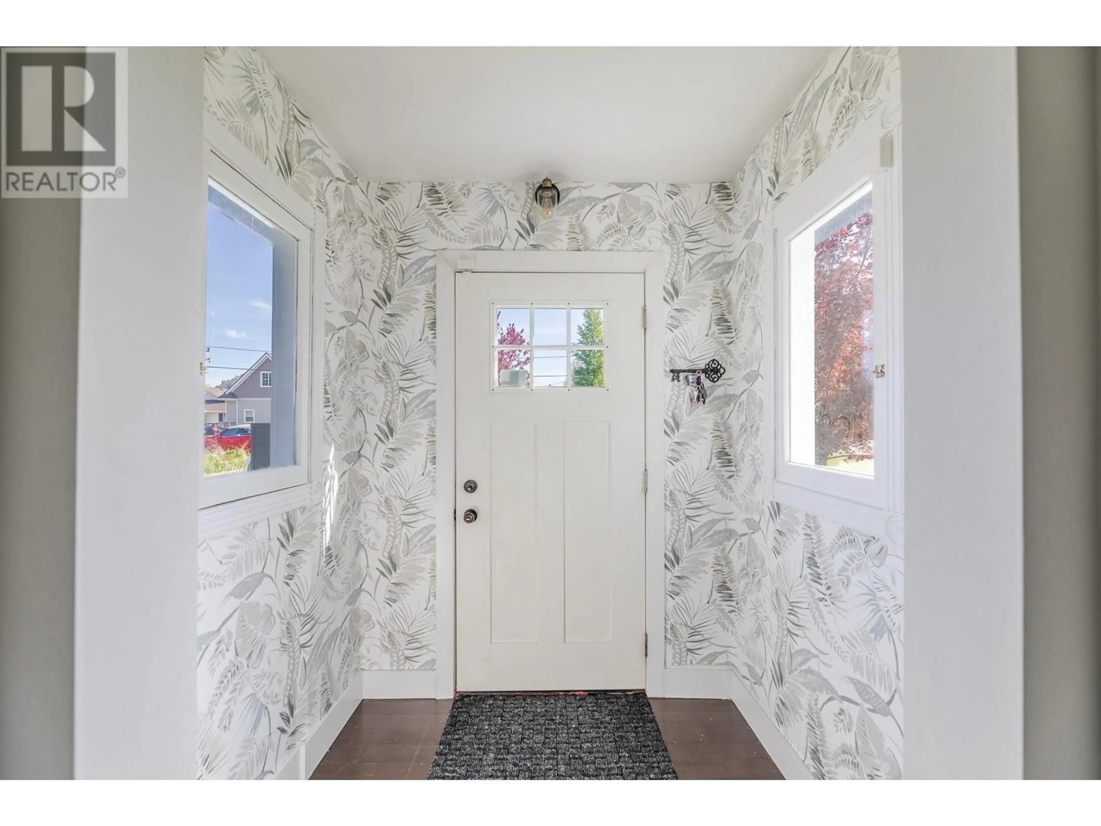 Indoor entryway for 9718 JULIA STREET, Summerland British Columbia V0H1Z6